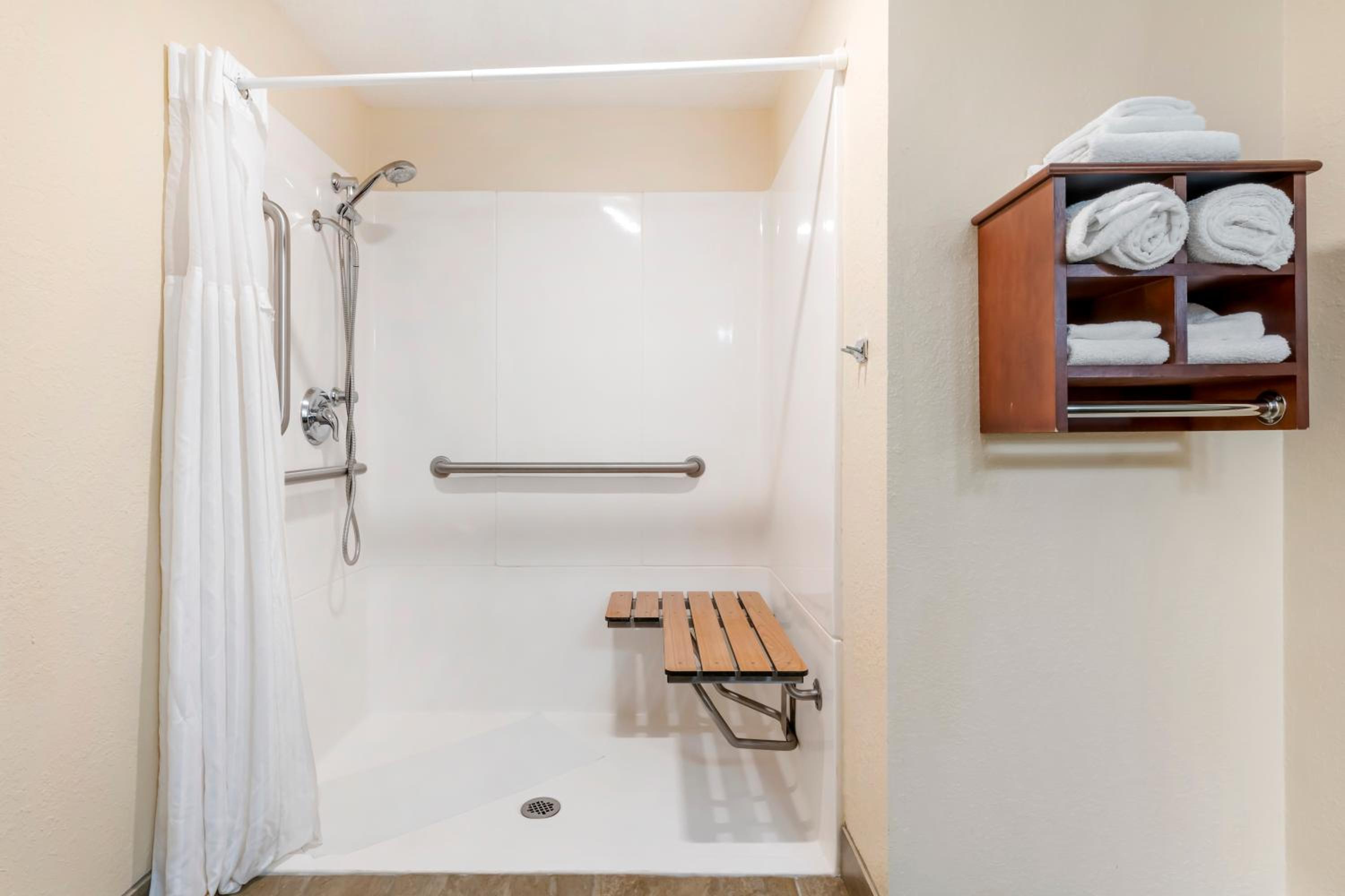 King Room with Bath Tub - Mobility Accessible/Non-Smoking - Photo 3