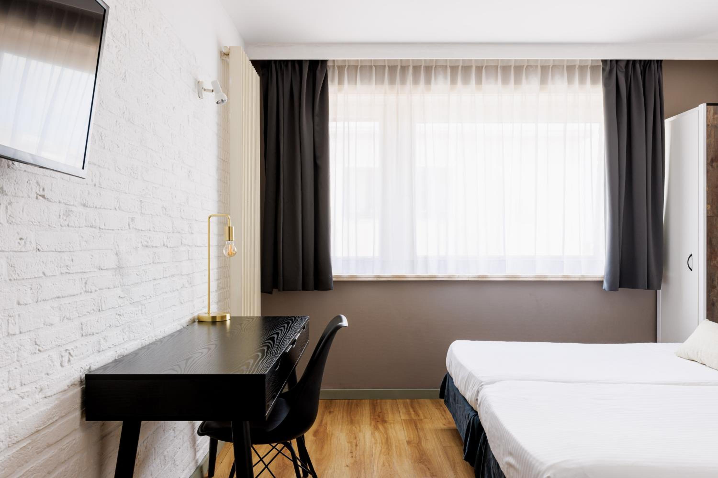 Standard Twin Room - Photo 4
