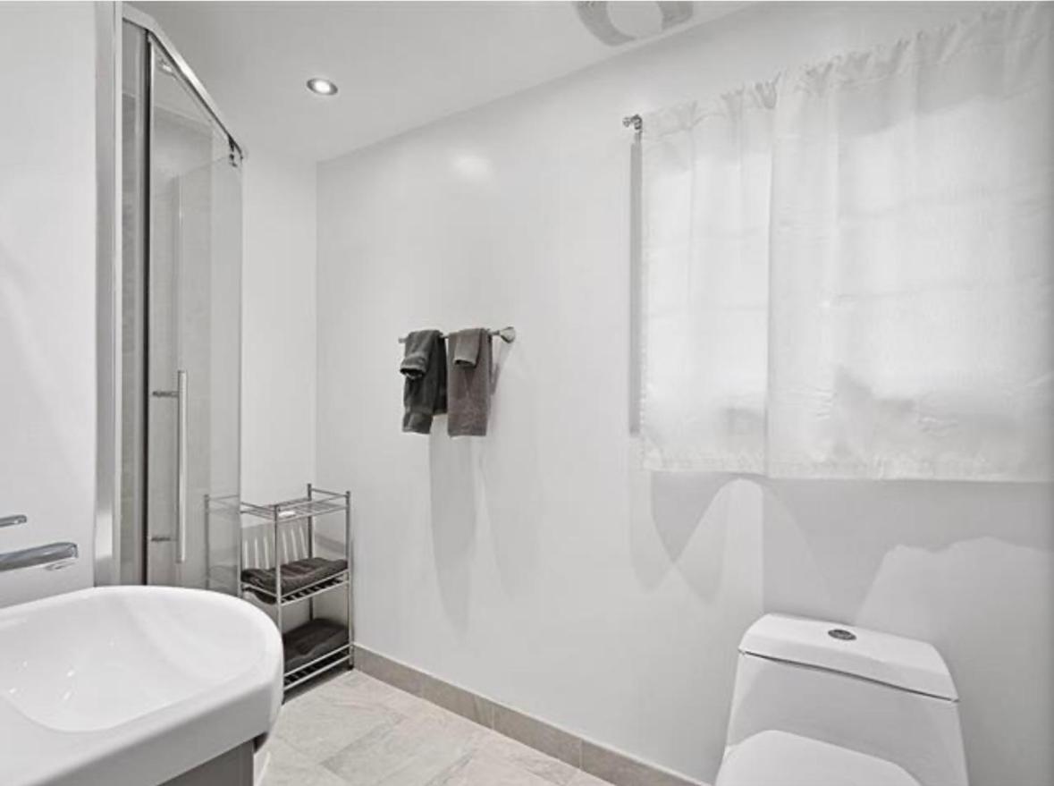 Five-Bedroom House photo 2