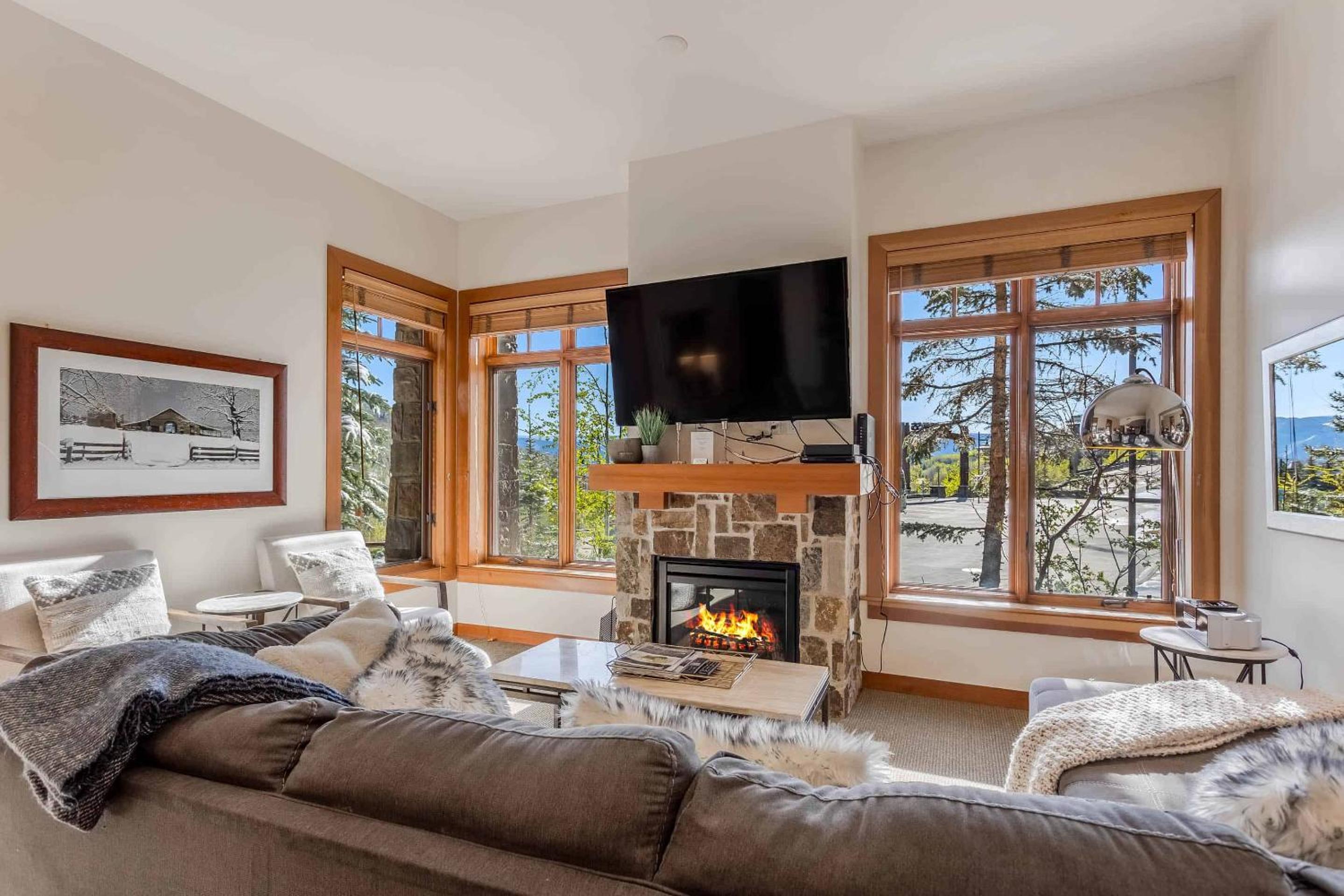 Three-Bedroom Apartment with Mountain View photo 1