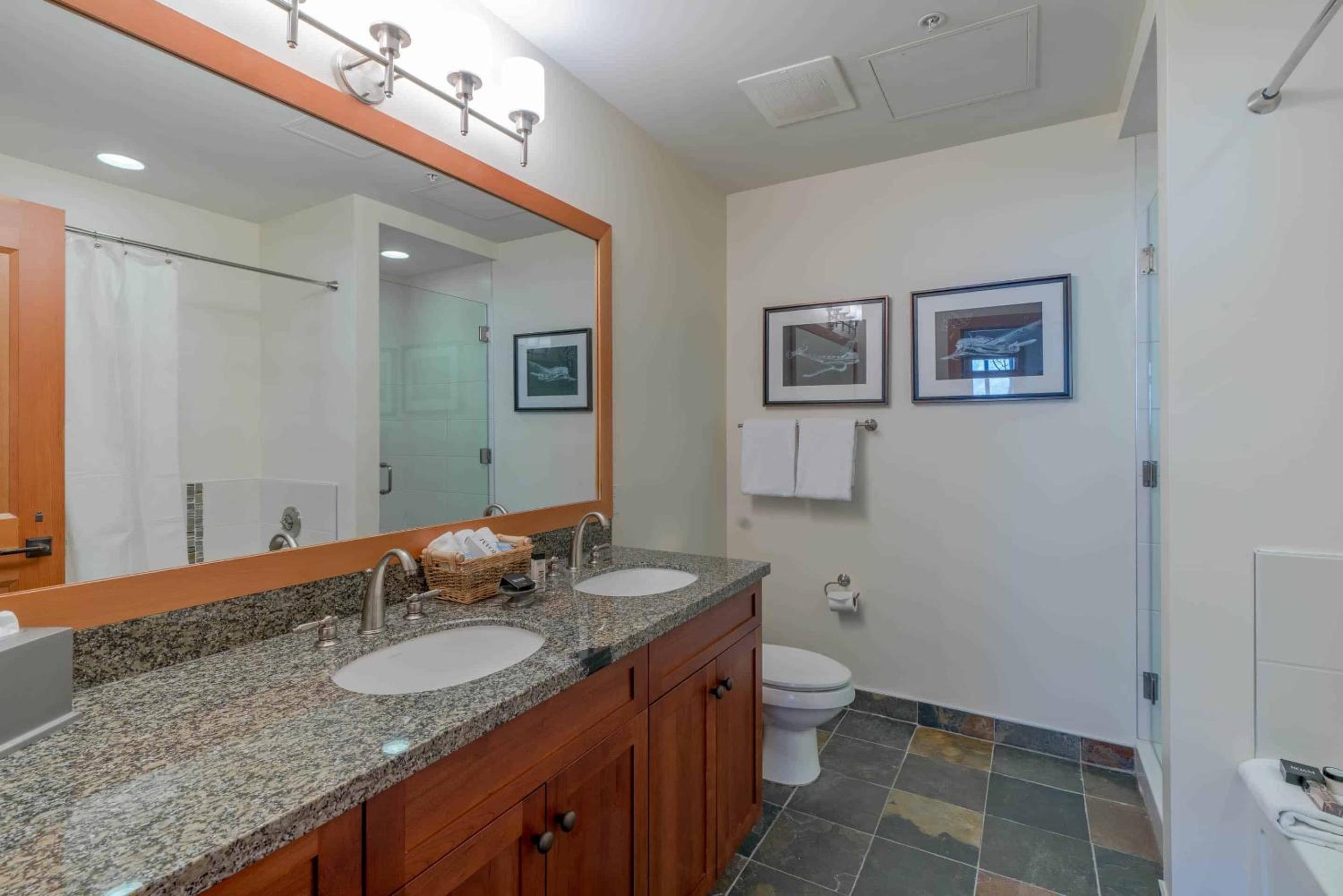 Three-Bedroom Apartment with Mountain View photo 2