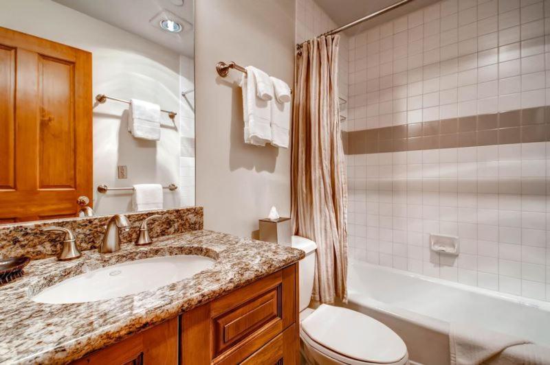 Three-Bedroom Apartment with Mountain View photo 1
