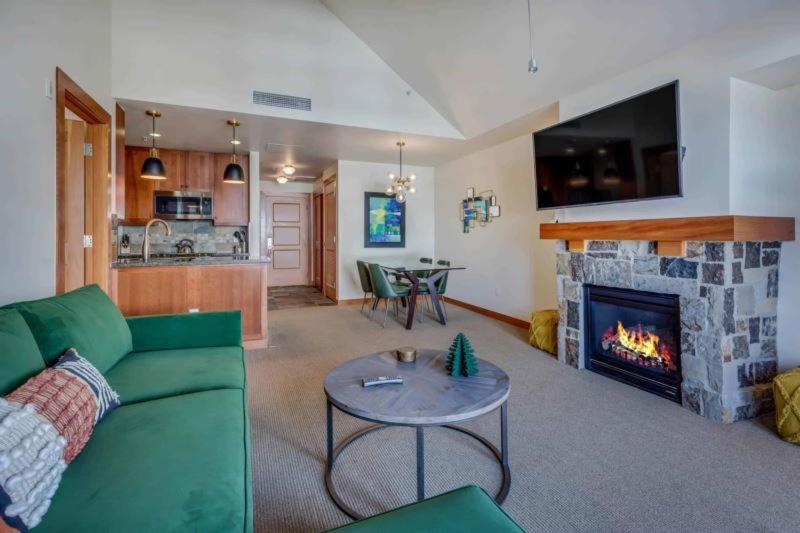 One-Bedroom Apartment with Balcony and Mountain View   photo 1