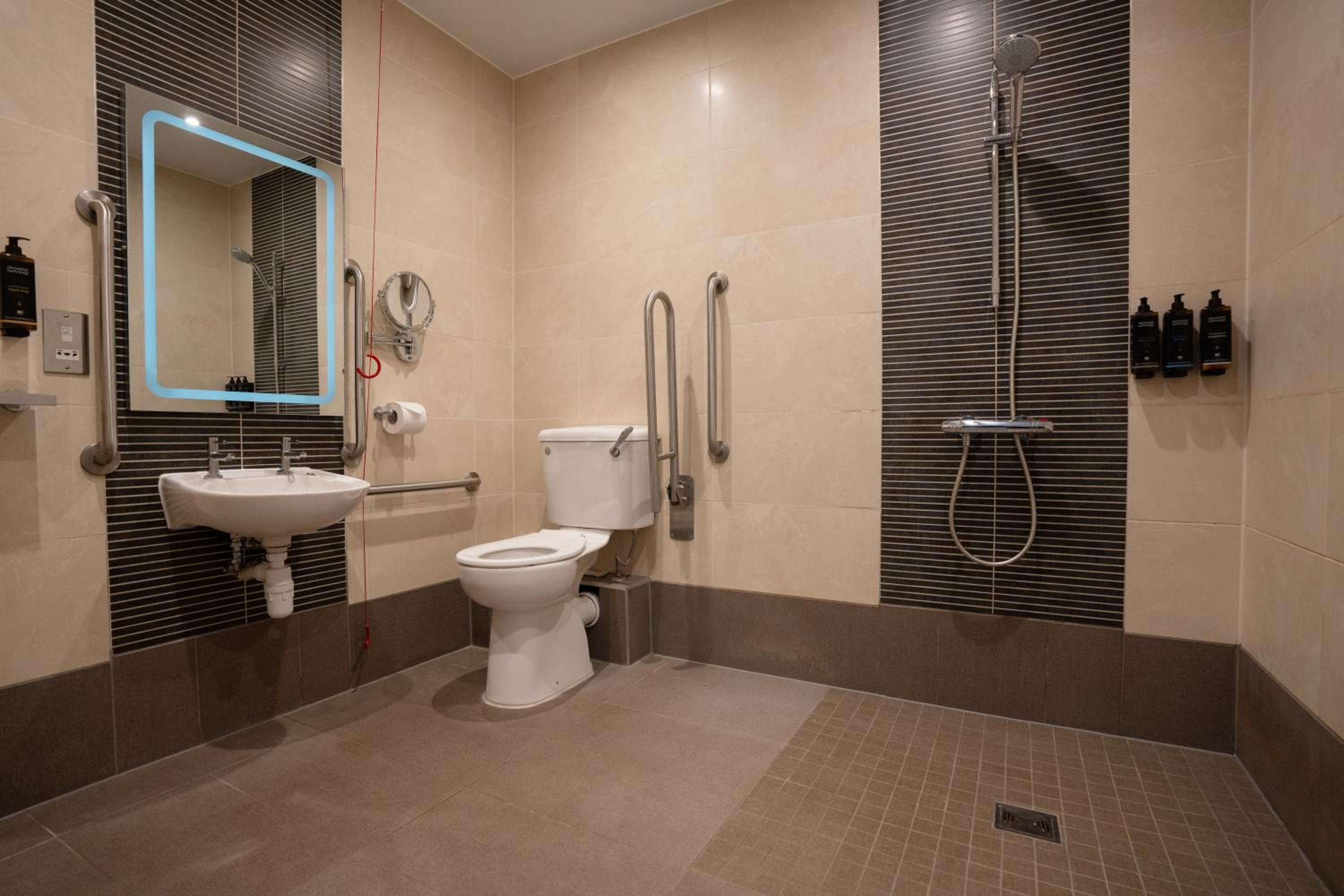 Accessible Classic Room with Two Twin Beds photo 2