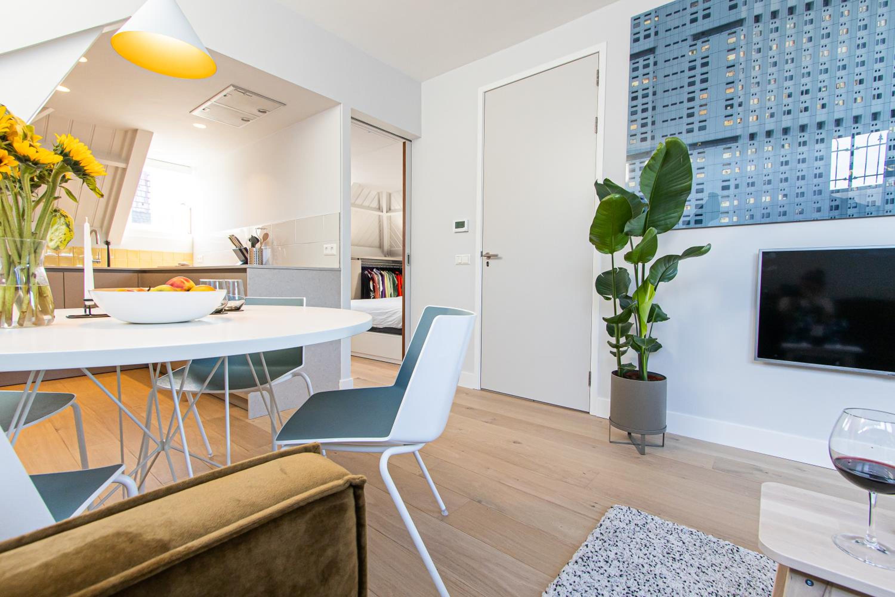One-Bedroom Loft Apartment with Balcony photo 2