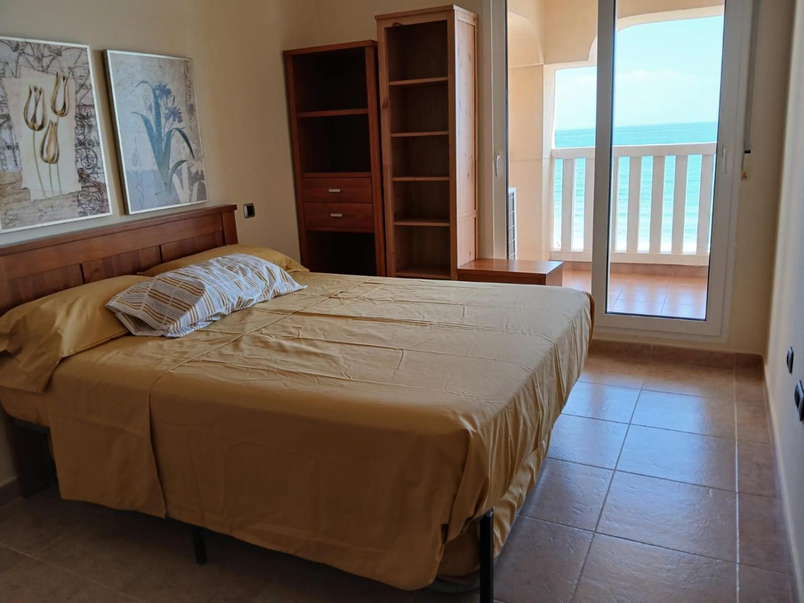 Apartamento de una habitación con vista al mar y balcón.