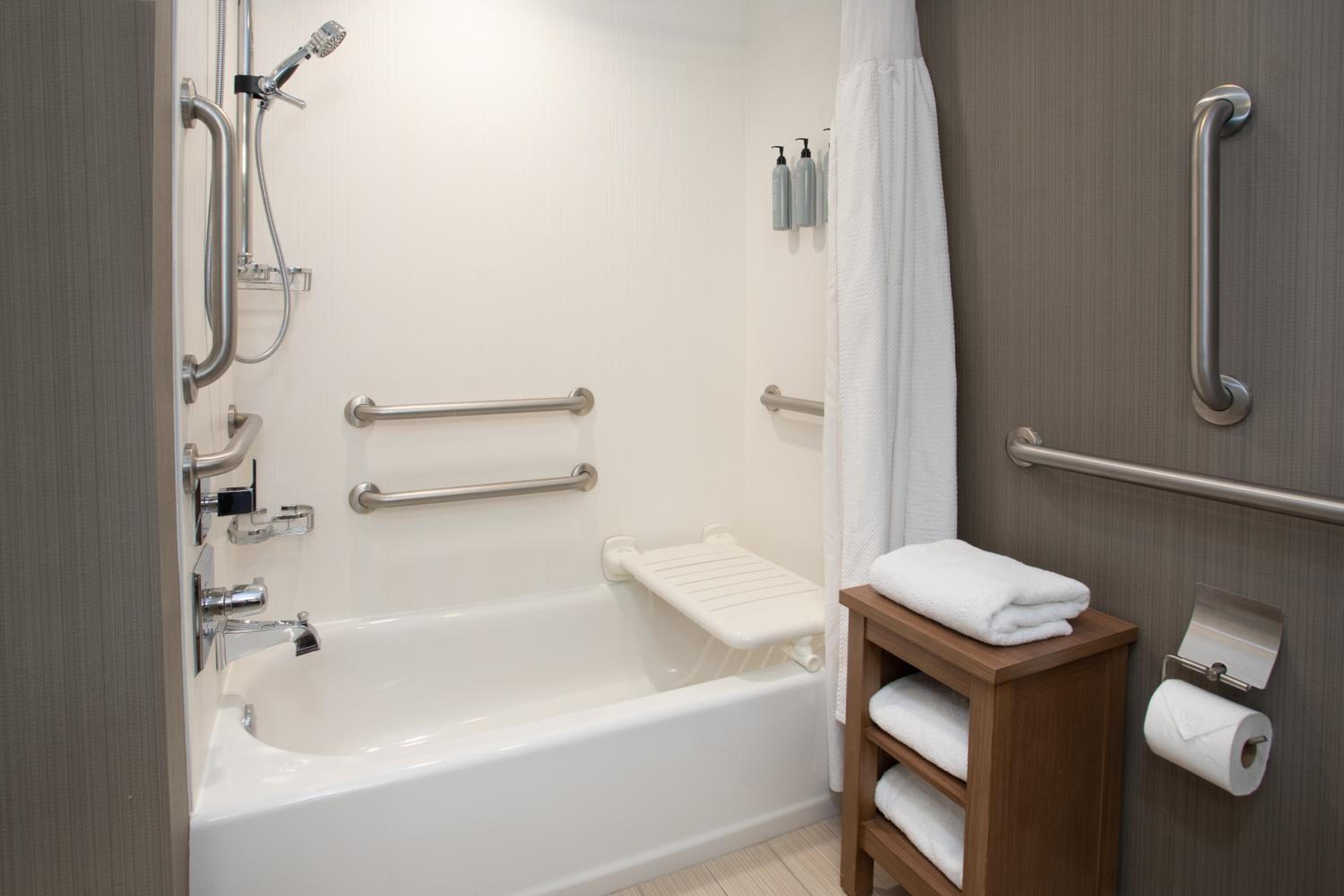 King Room with Adapted Tub - Mobility Accessible photo 2