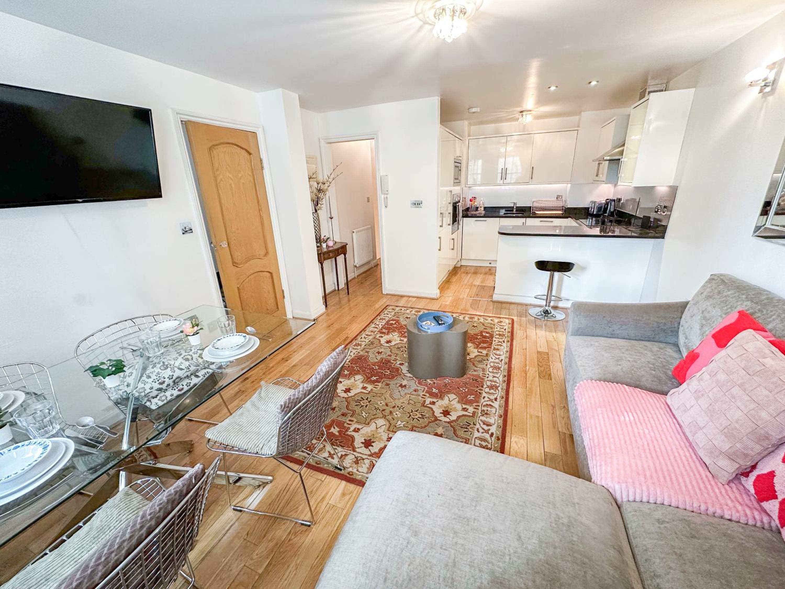 Three-Bedroom Deluxe Apartment photo 2