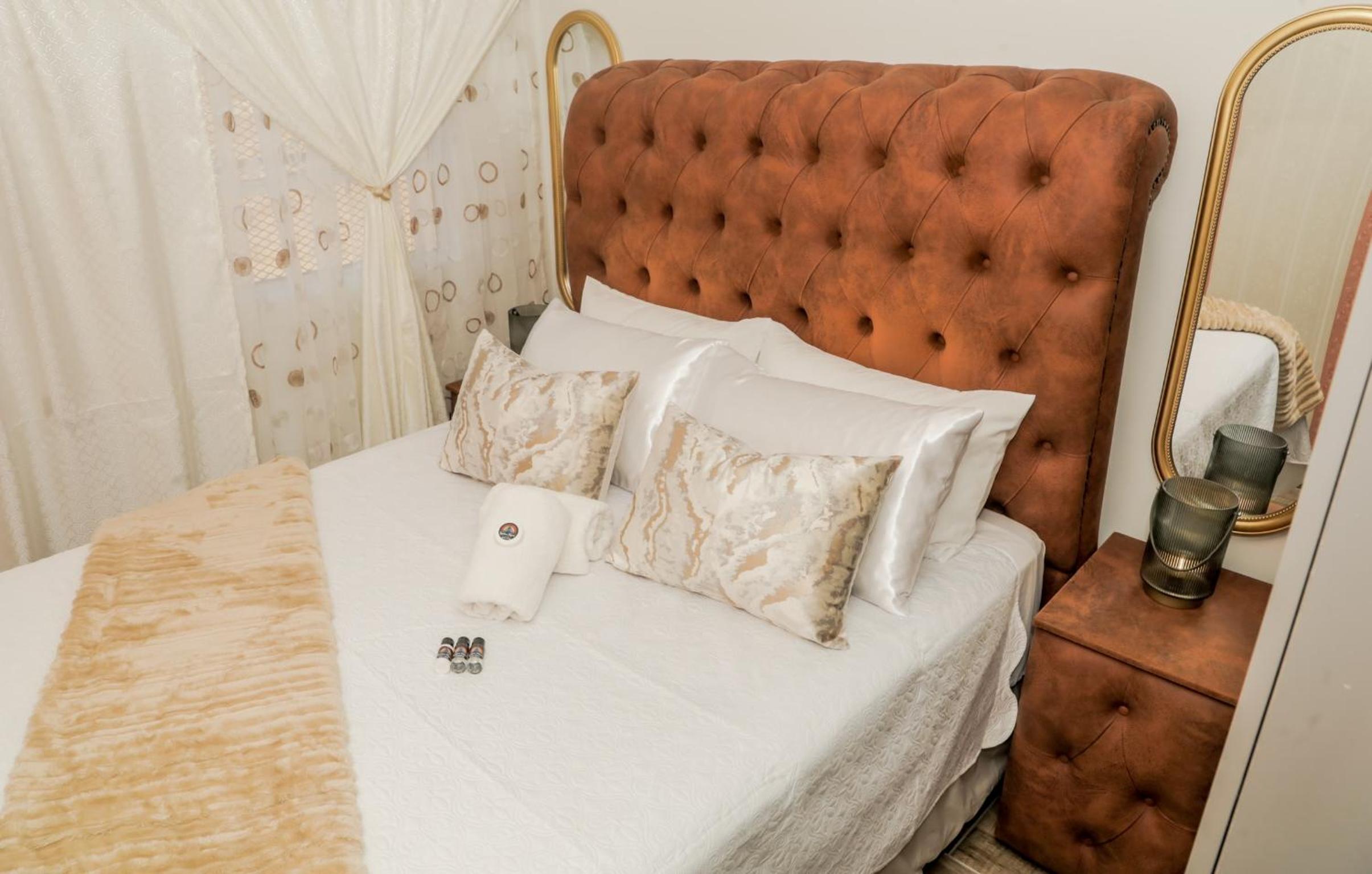 Queen Room with Shared Bathroom photo 2