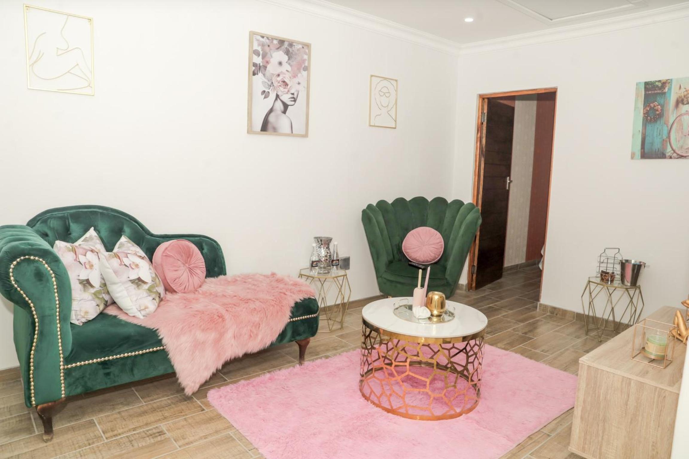 Queen Room with Shared Bathroom photo 1