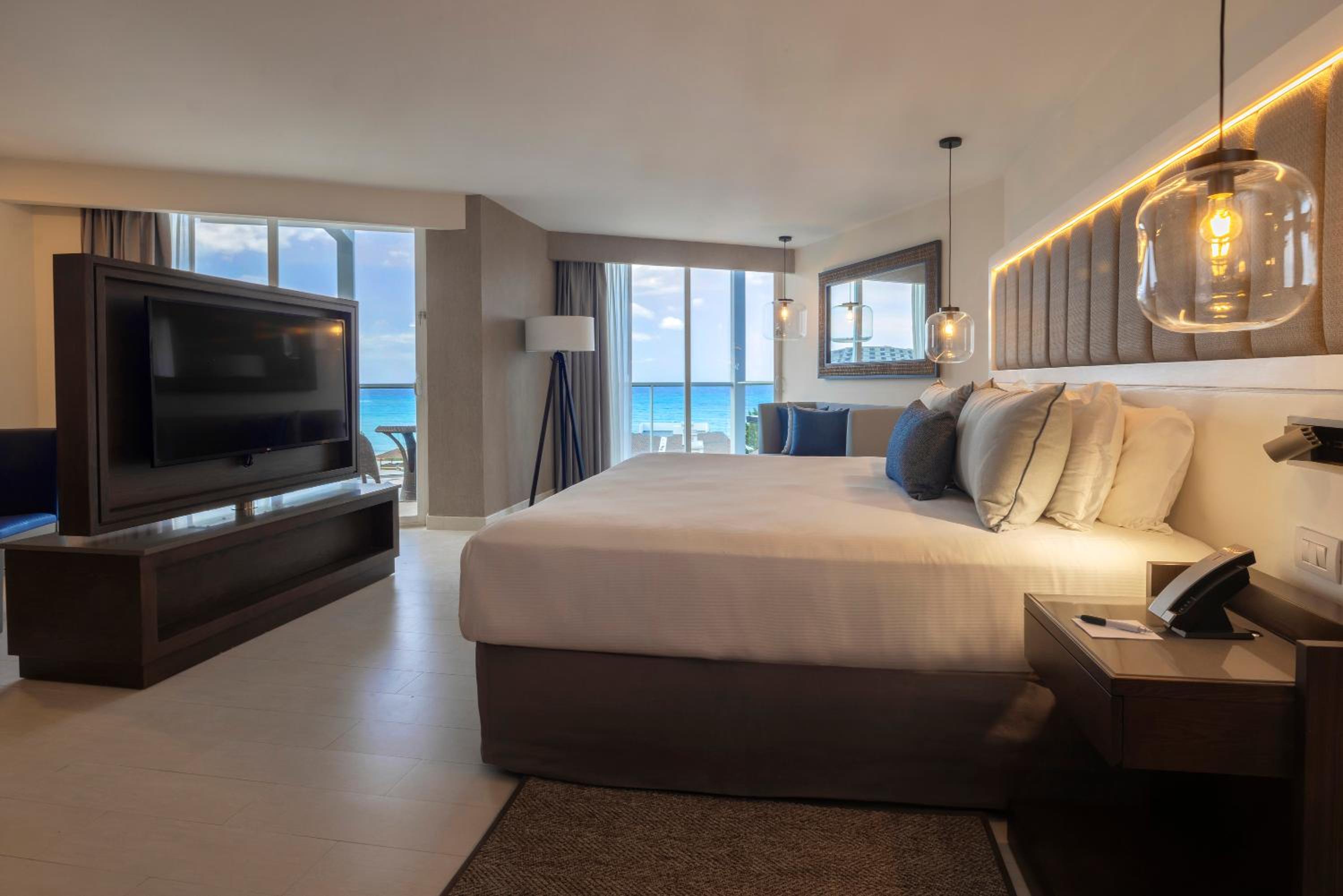 Luxury Junior Suite Ocean Corner View Diamond Club