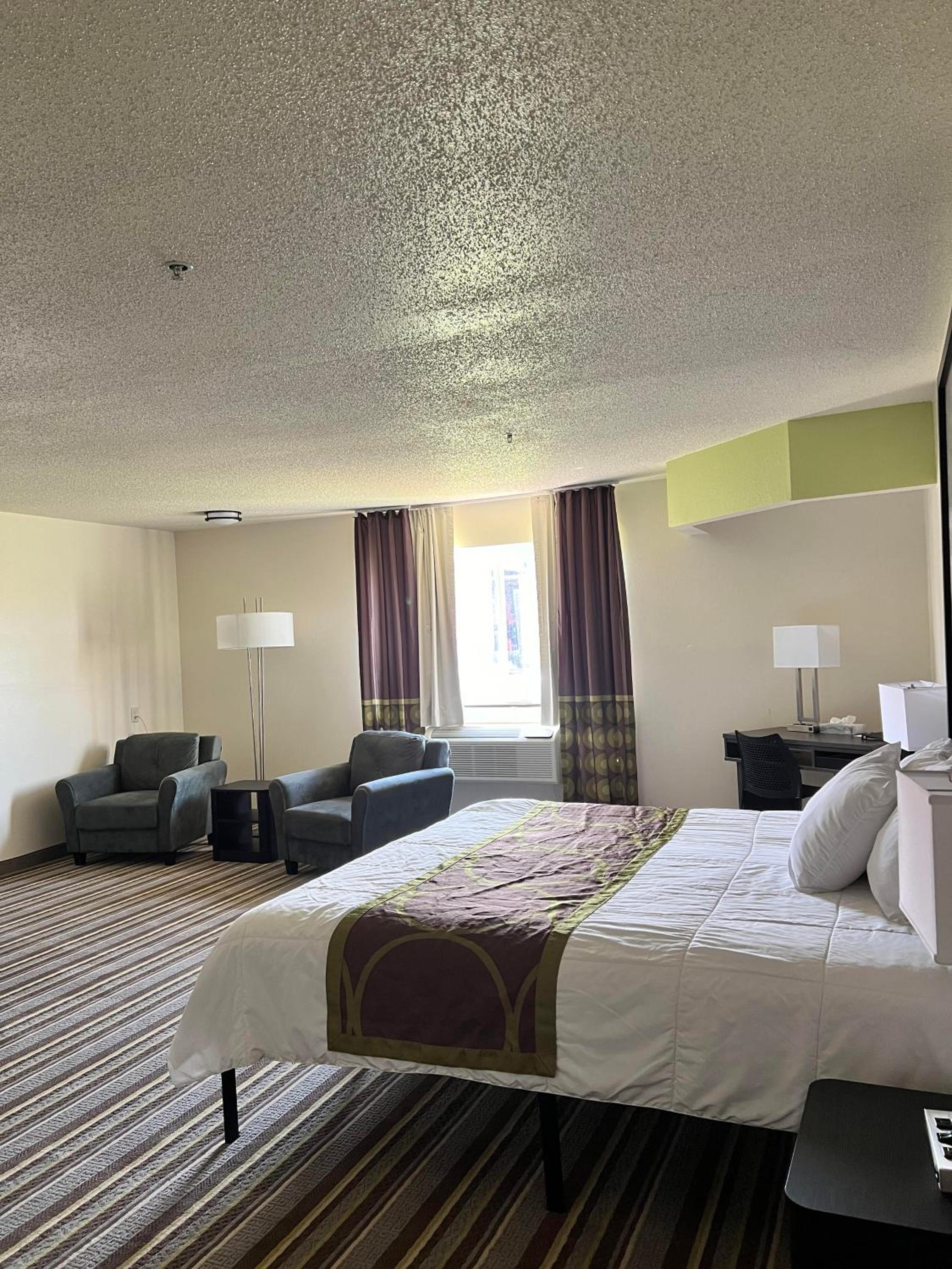 King Suite - Non-Smoking photo 2