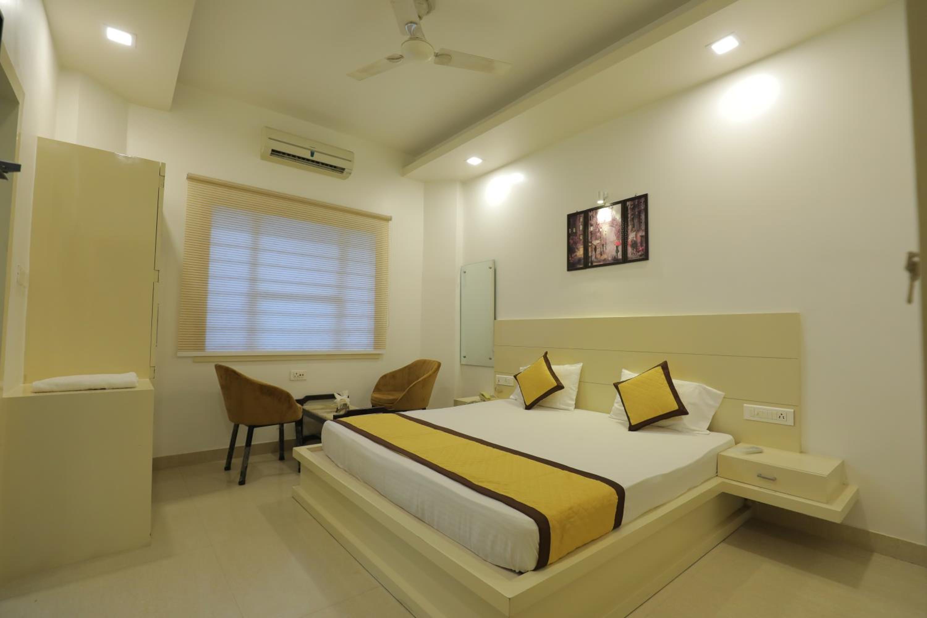 Deluxe Double Room (2 Adults + 1 Child) photo 3