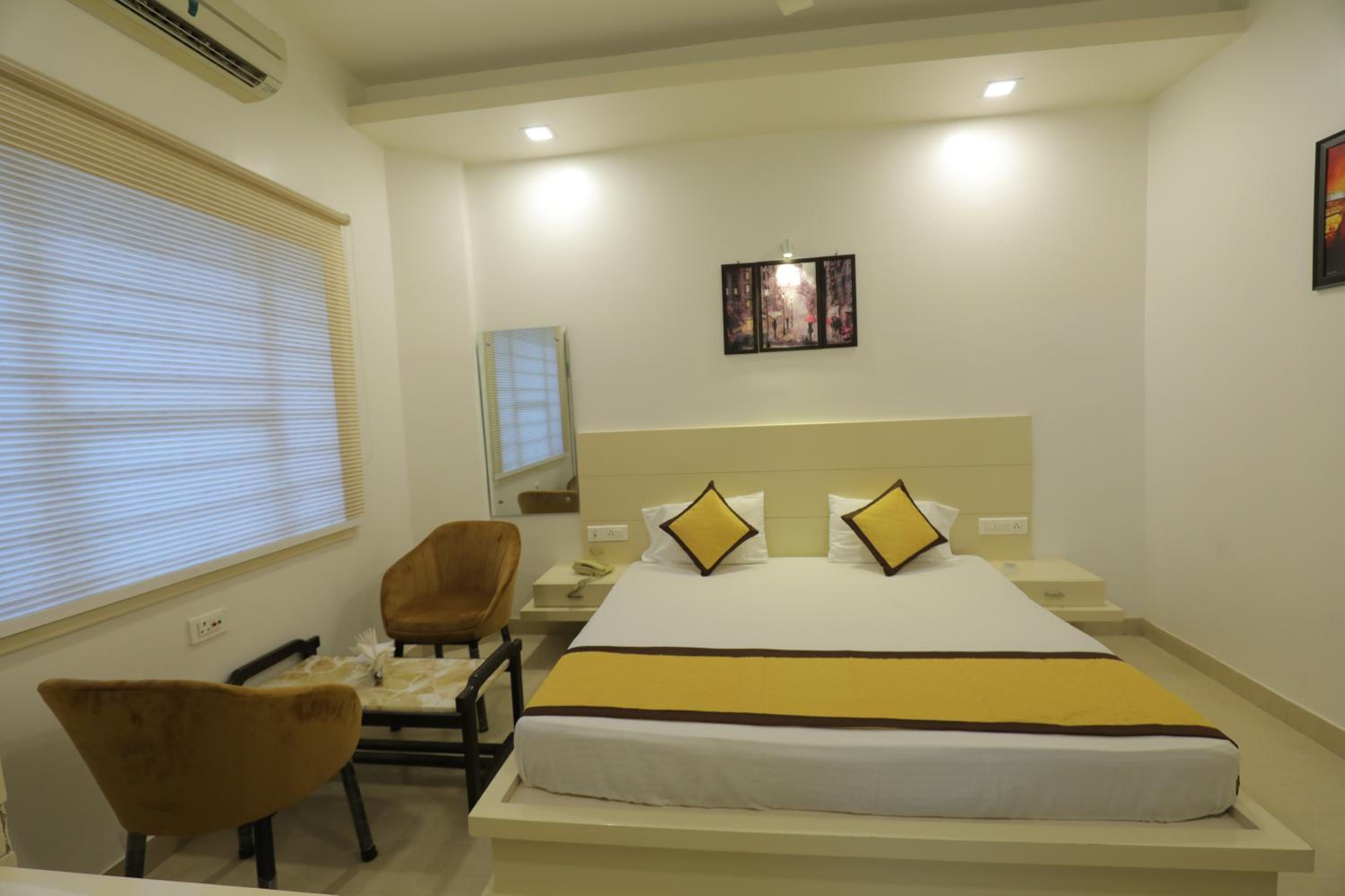 Deluxe Double Room (2 Adults + 1 Child) photo 2
