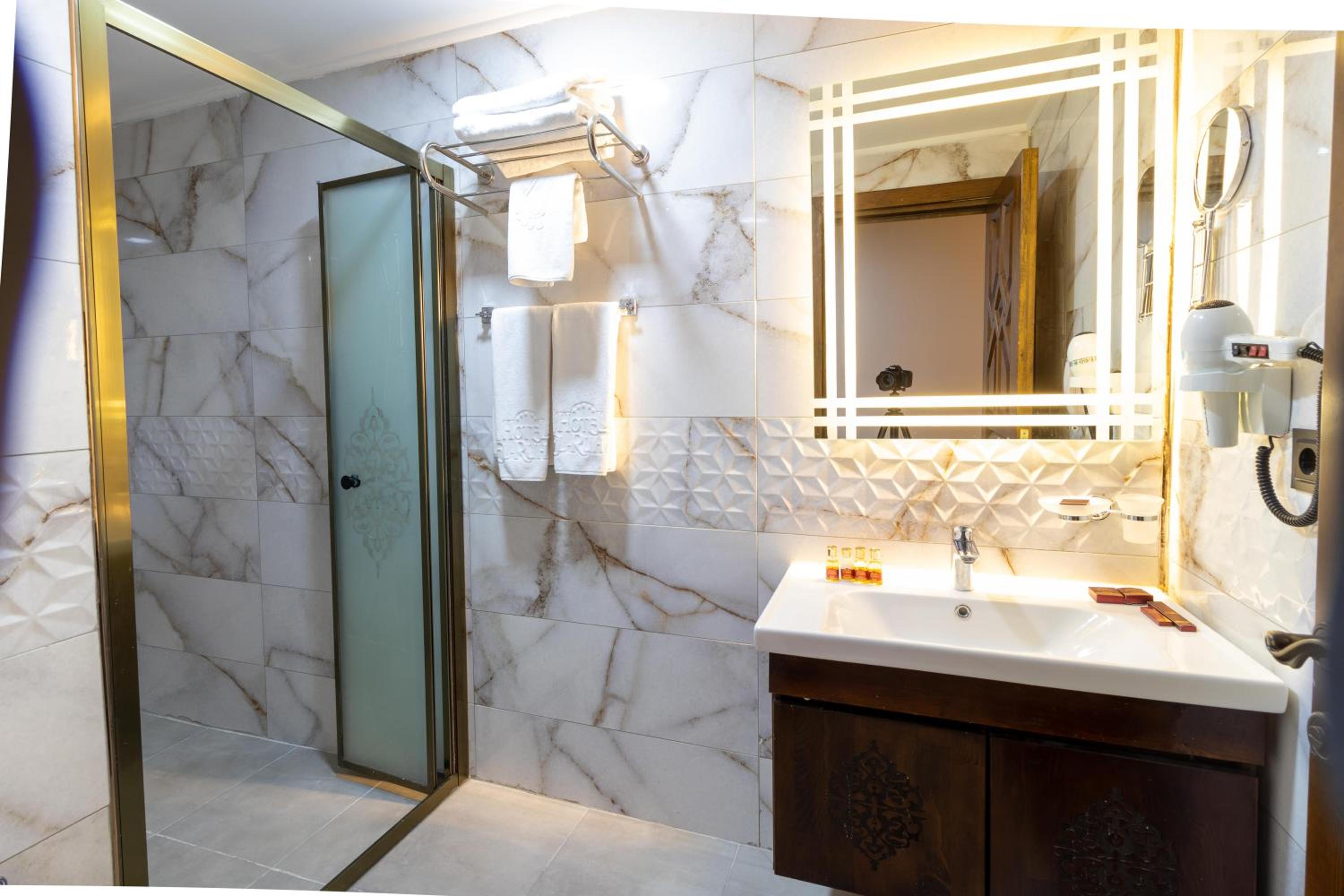 Suite - Photo 16