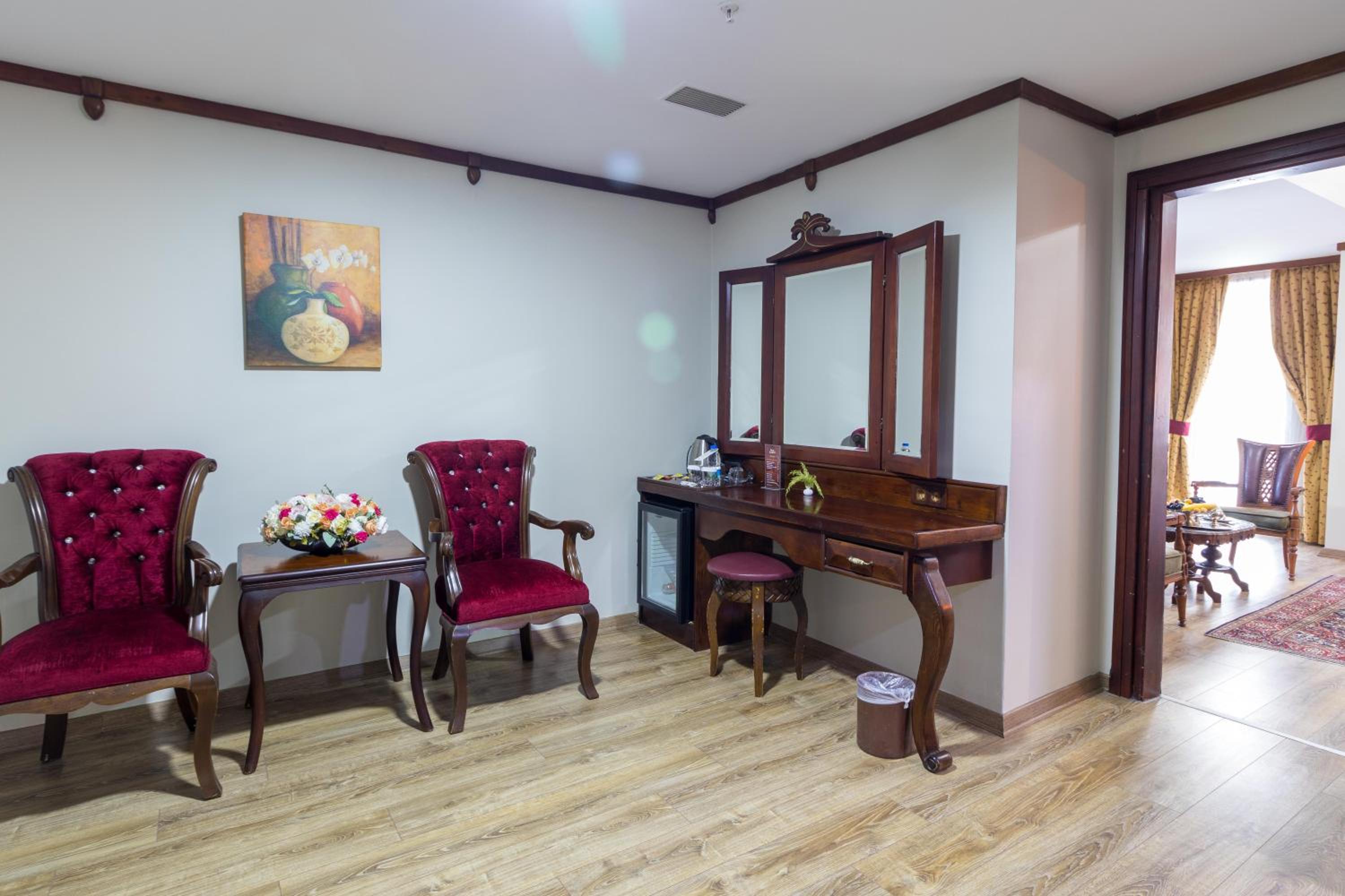 Suite - Photo 13