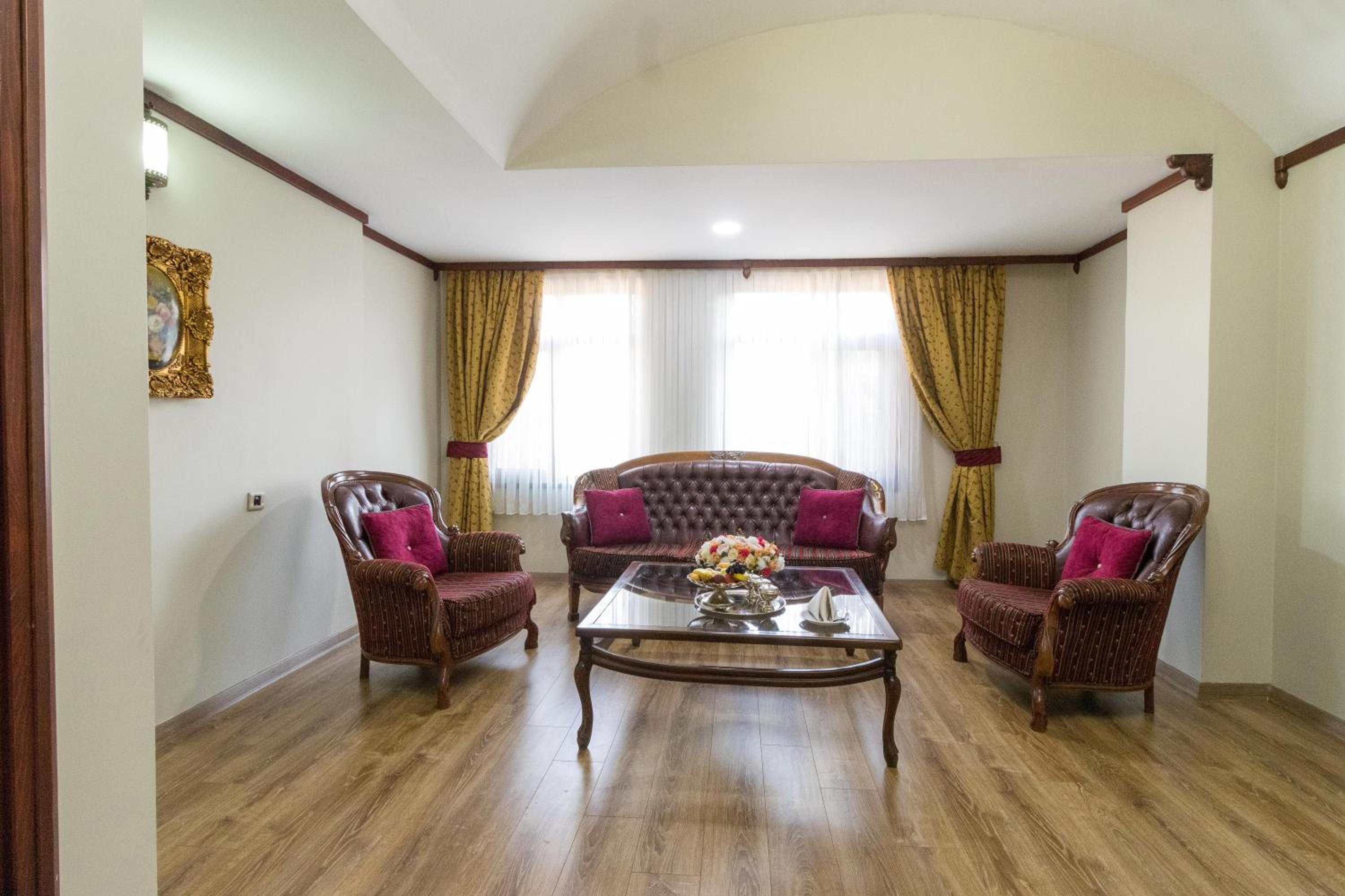 Suite - Photo 3