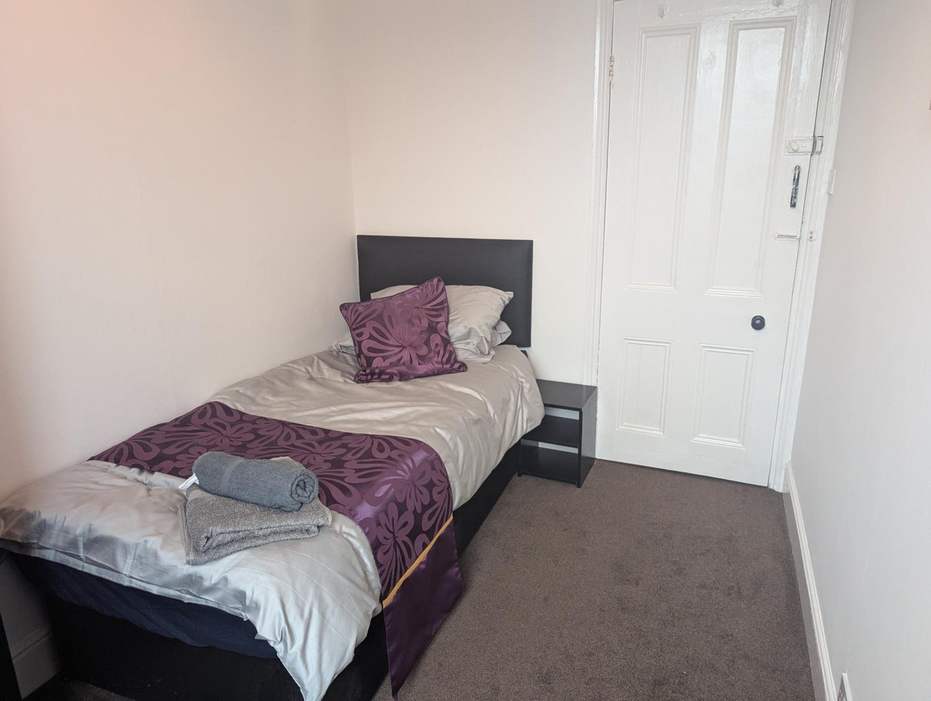 Five-Bedroom House photo 1