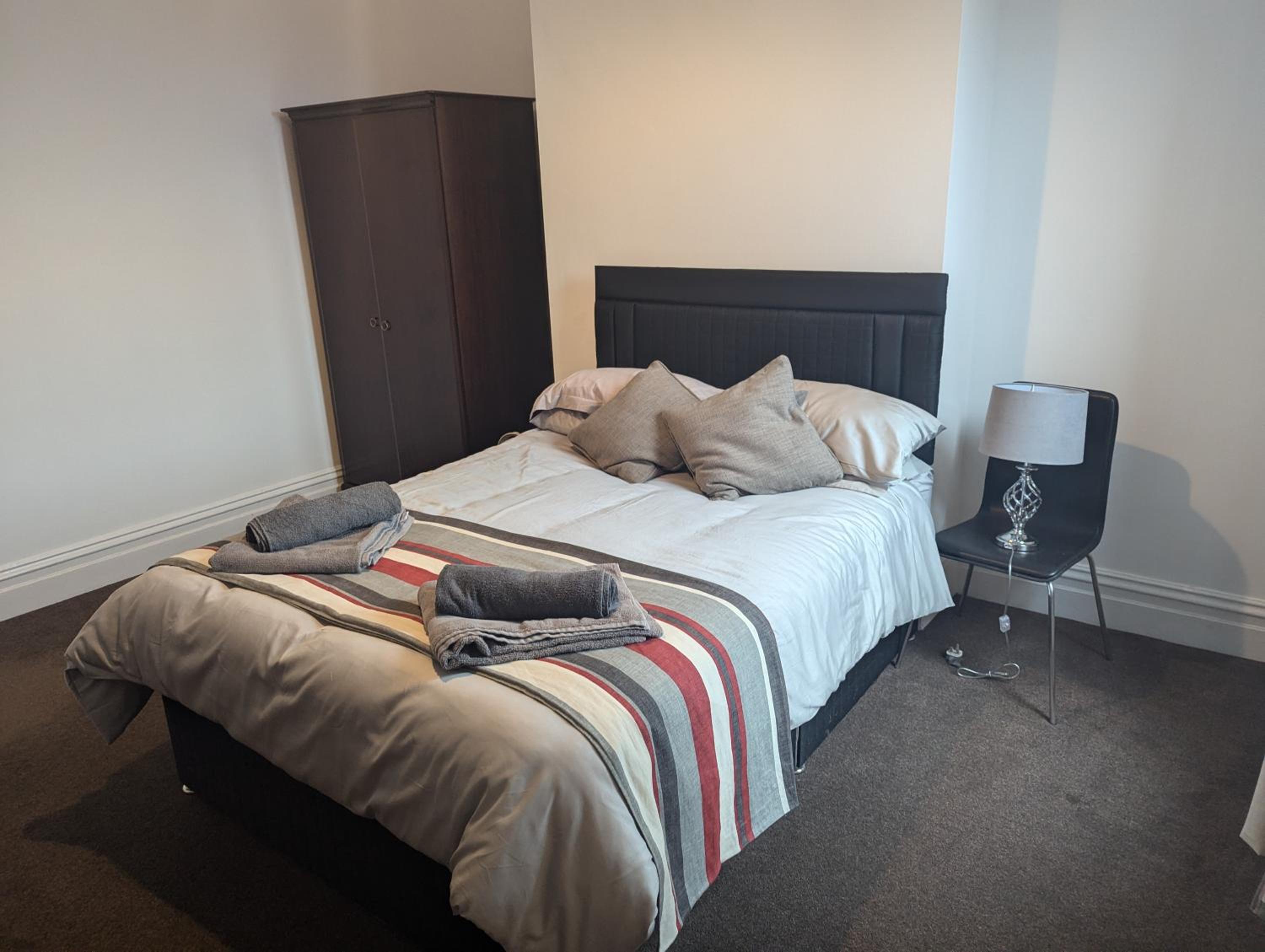 Five-Bedroom House photo 2