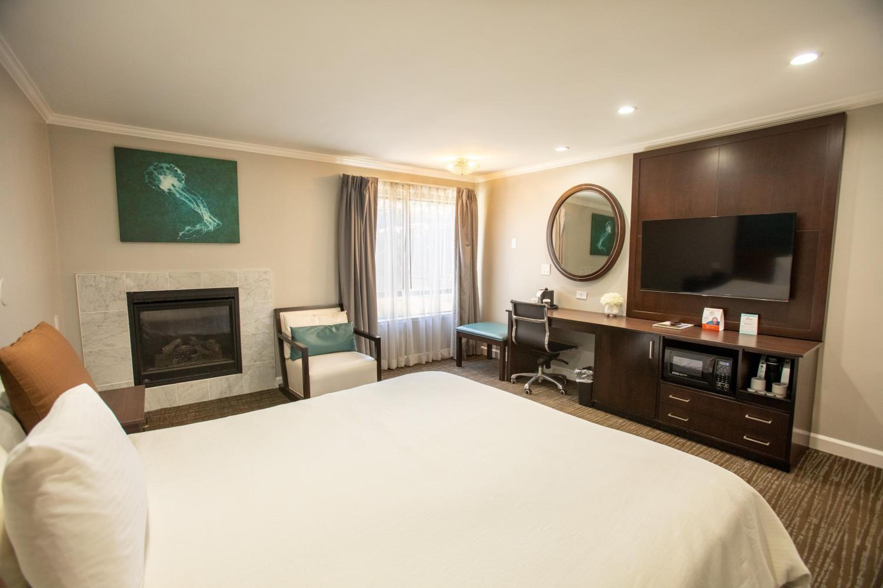 King Room with Fireplace - Photo 3