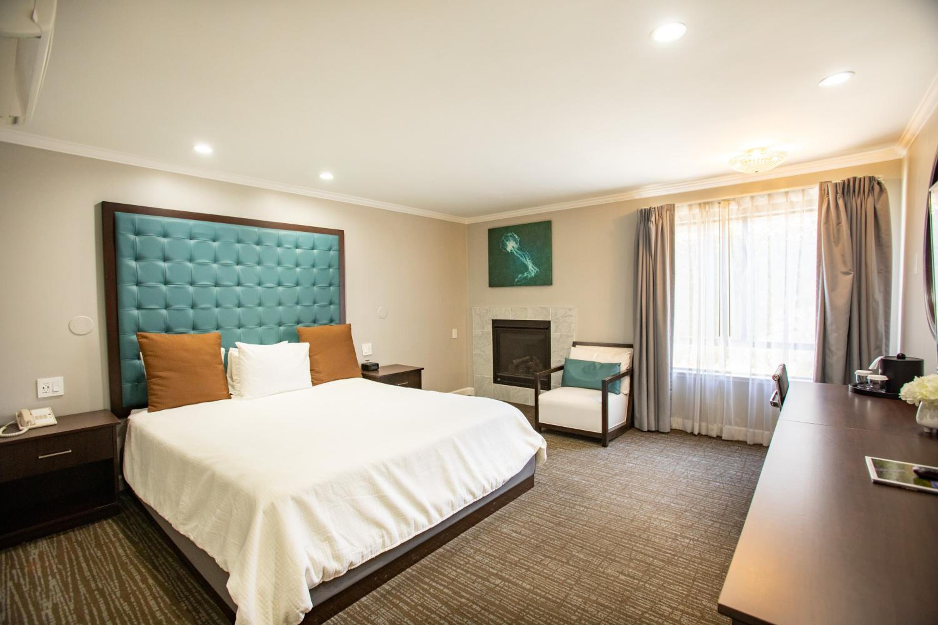 King Room with Fireplace - Photo 4