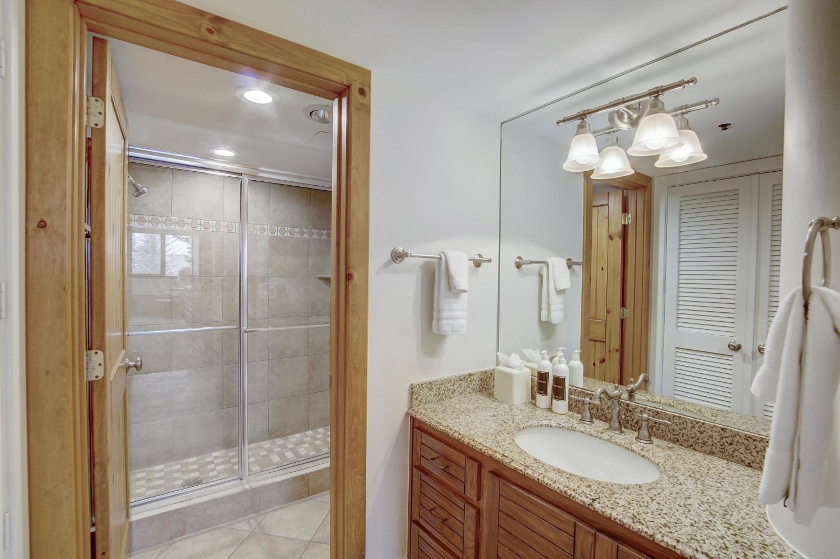 2 Bedroom Condominium with Spa - Photo 3