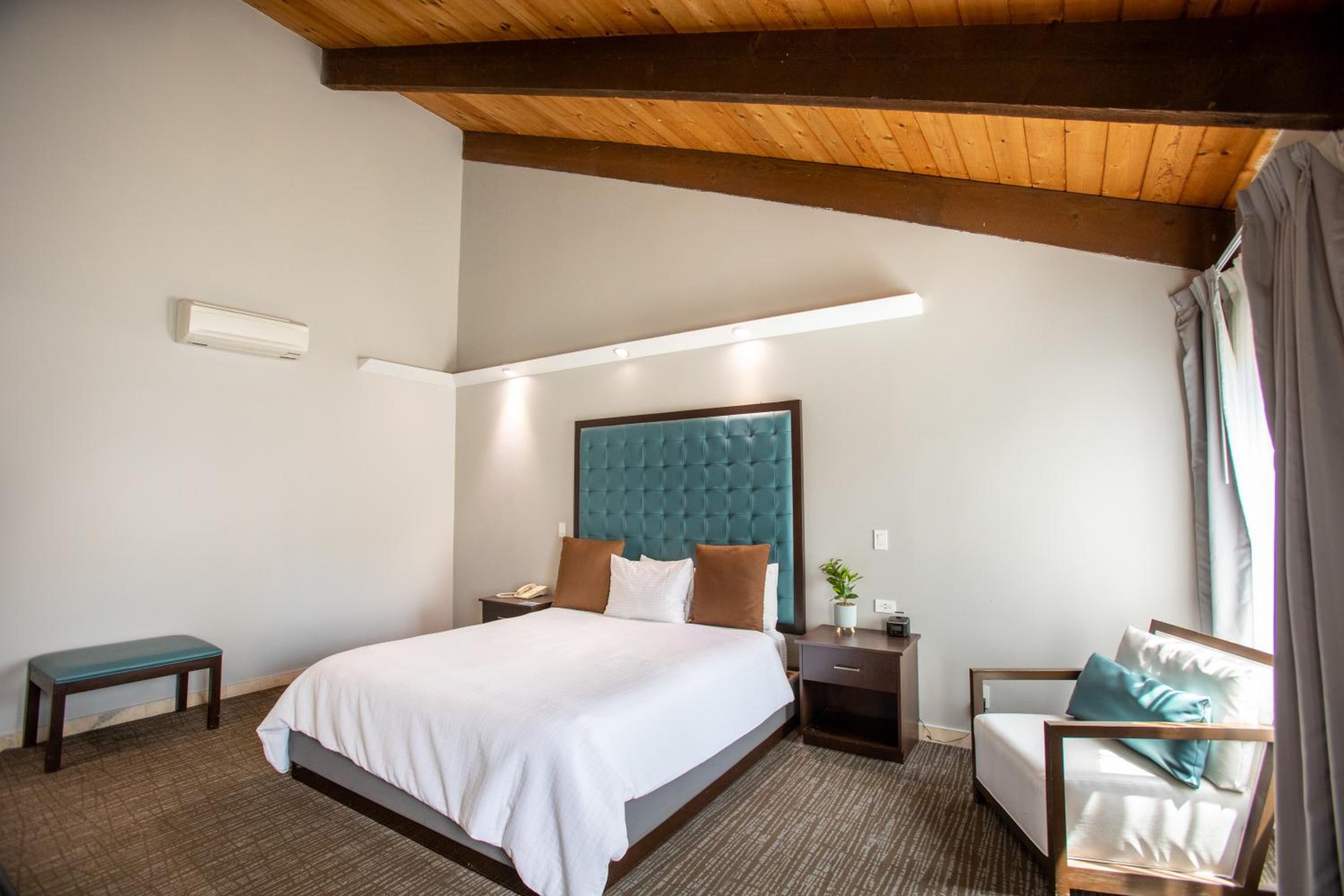 Deluxe King Room - Photo 7