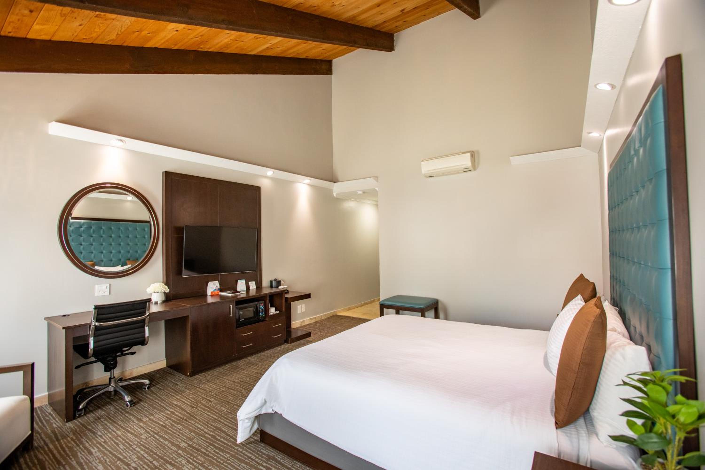 Deluxe King Room - Photo 2