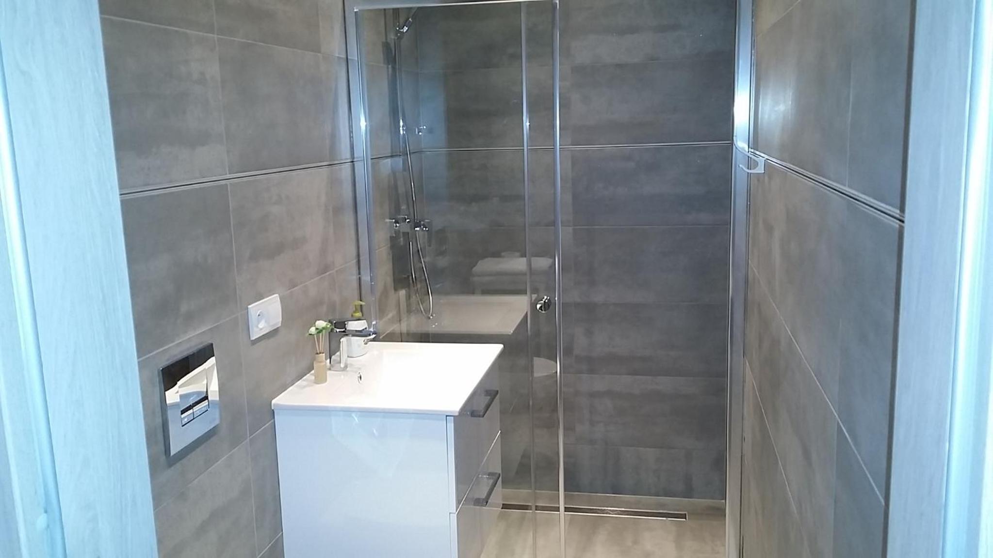 One-Bedroom Apartment - Photo 2