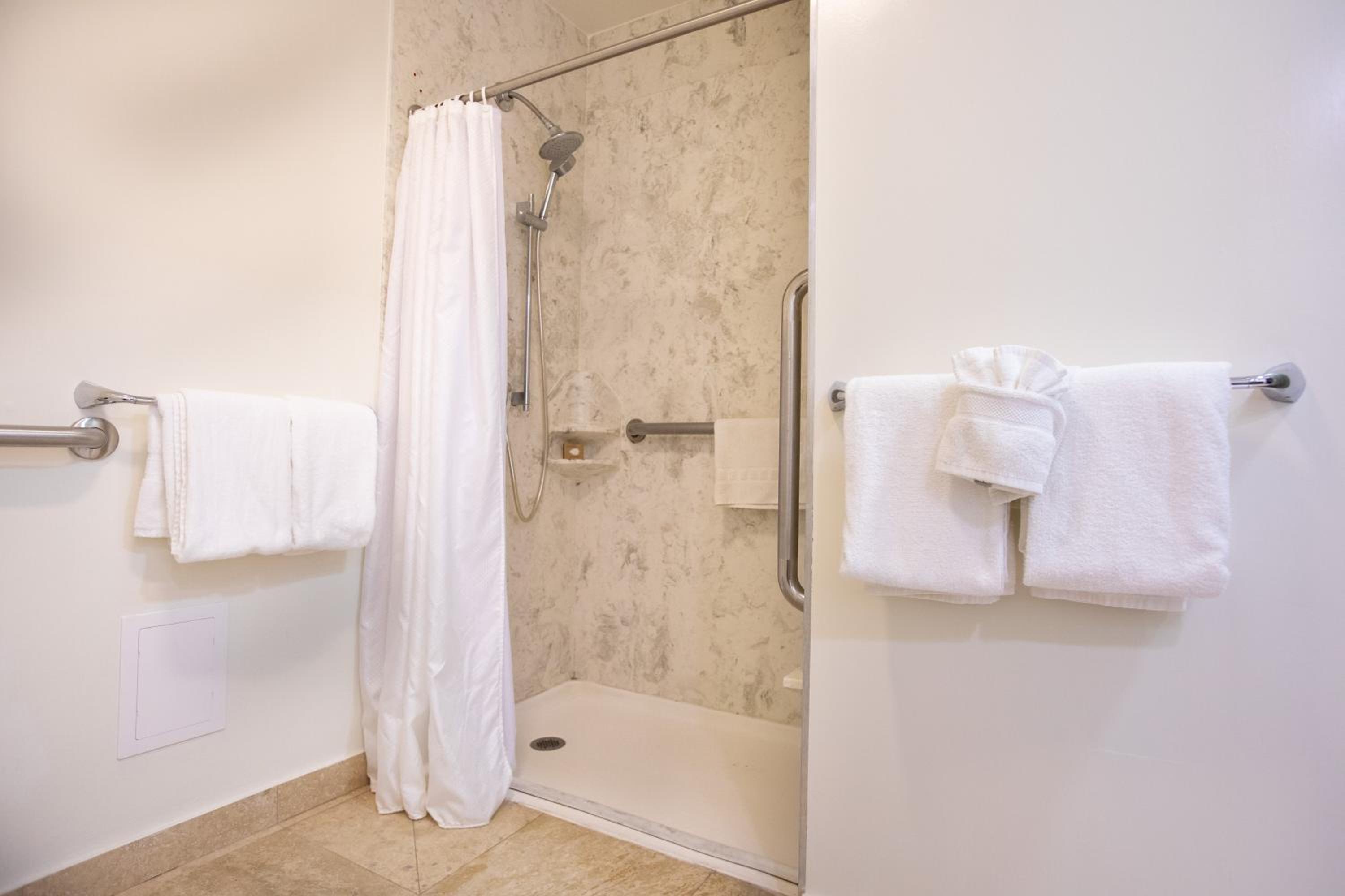 Queen Room with Two Queen Beds - Disability Access - Photo 2