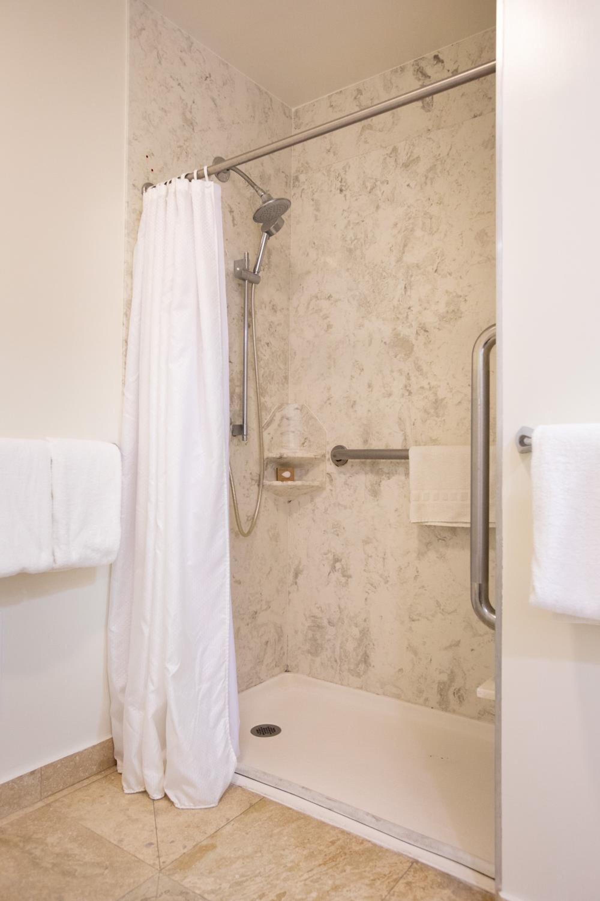 Queen Room with Two Queen Beds - Disability Access - Photo 7