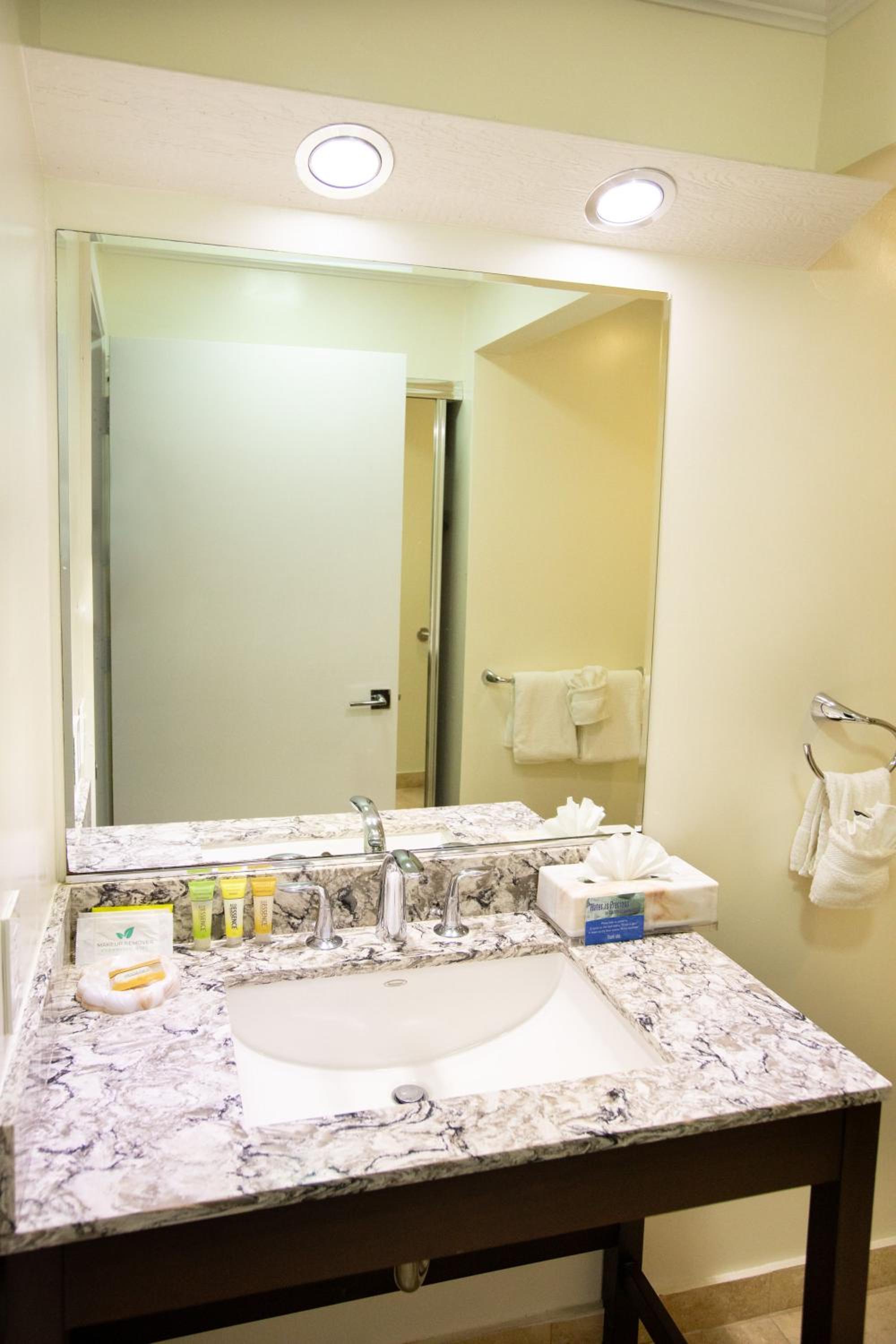 Queen Room with Two Queen Beds - Disability Access - Photo 3