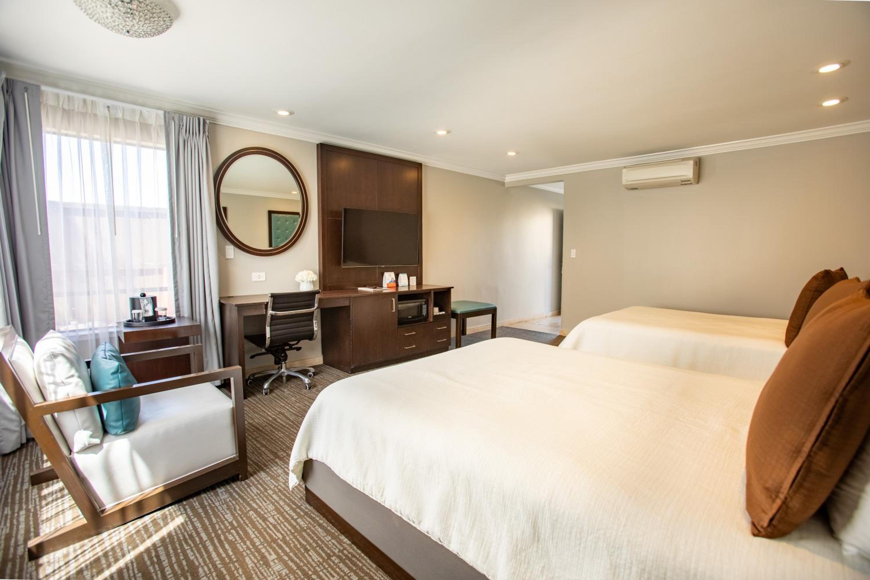 Queen Room with Two Queen Beds - Disability Access - Photo 4