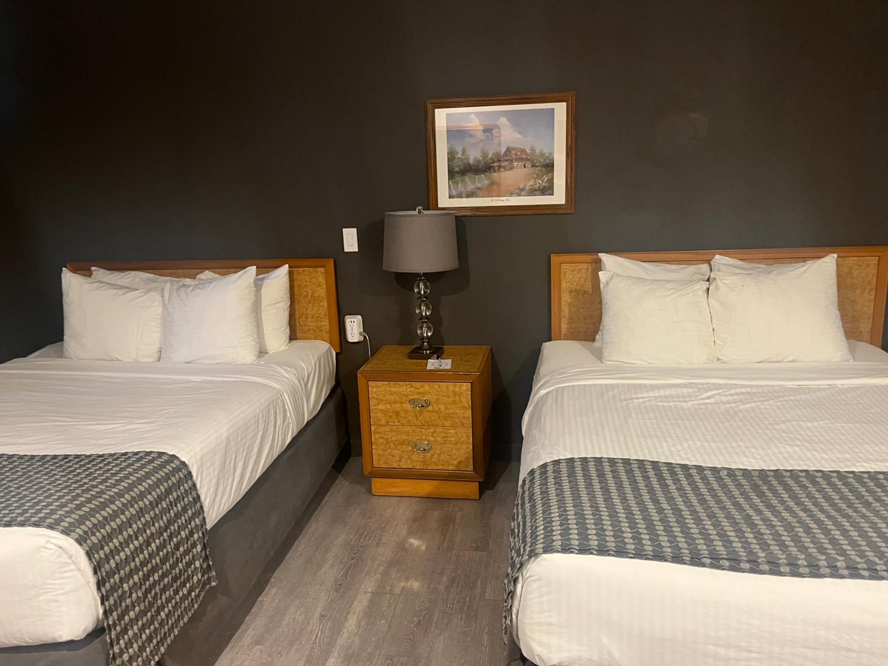 Queen Room with Two Queen Beds - Exterior Entrance/Non-Smoking photo 1