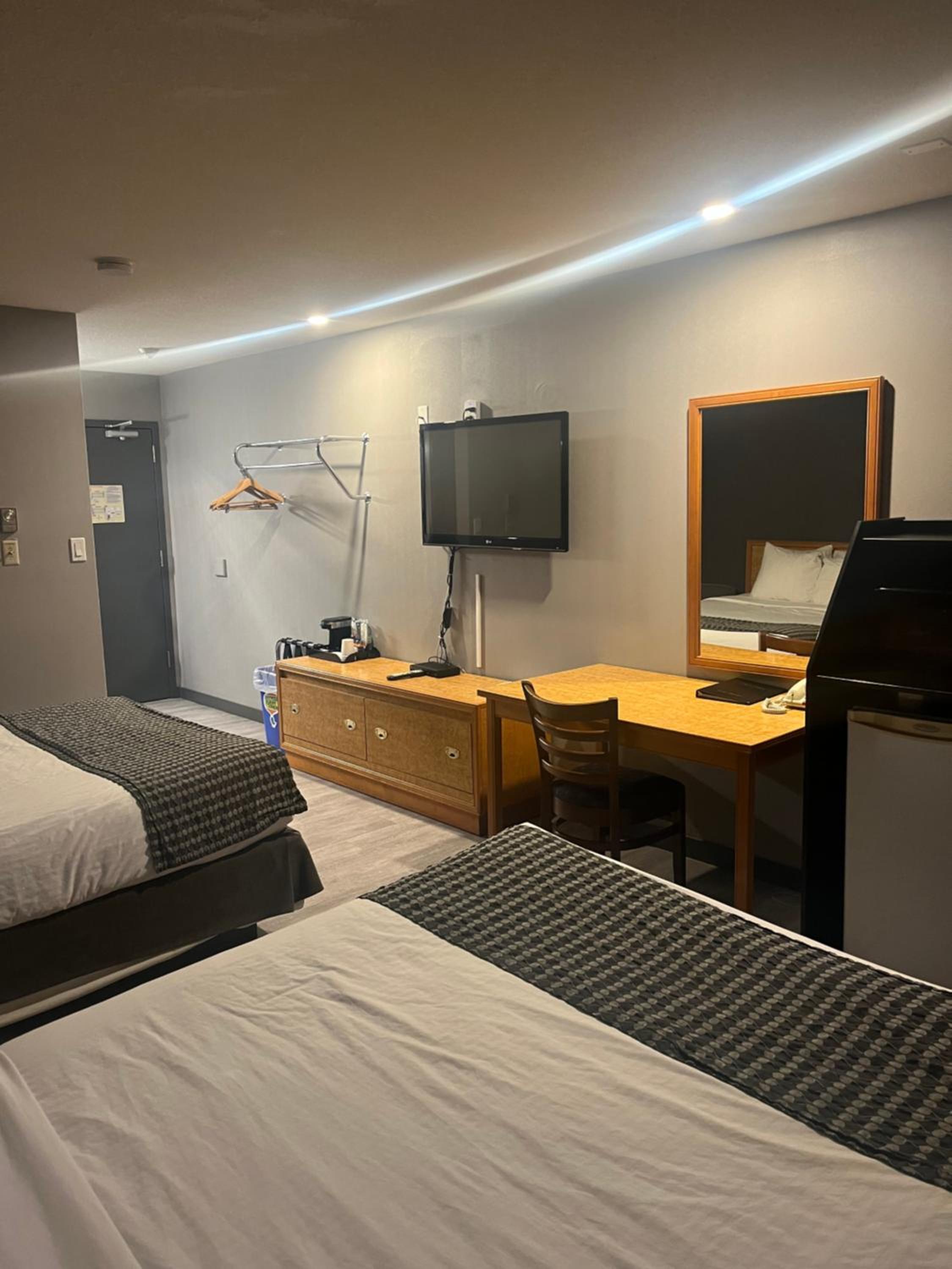 Queen Room with Two Queen Beds - Exterior Entrance/Non-Smoking photo 2