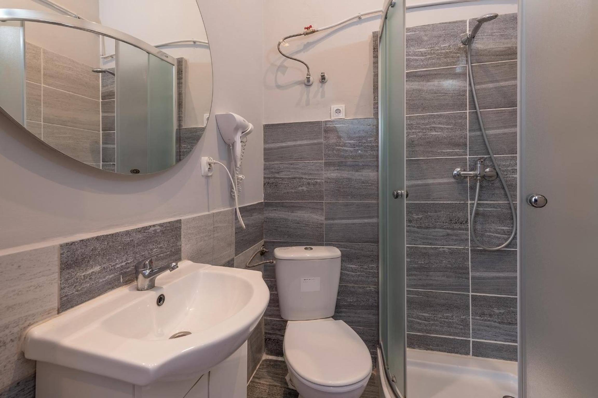 Deluxe Quadruple Room - Photo 2