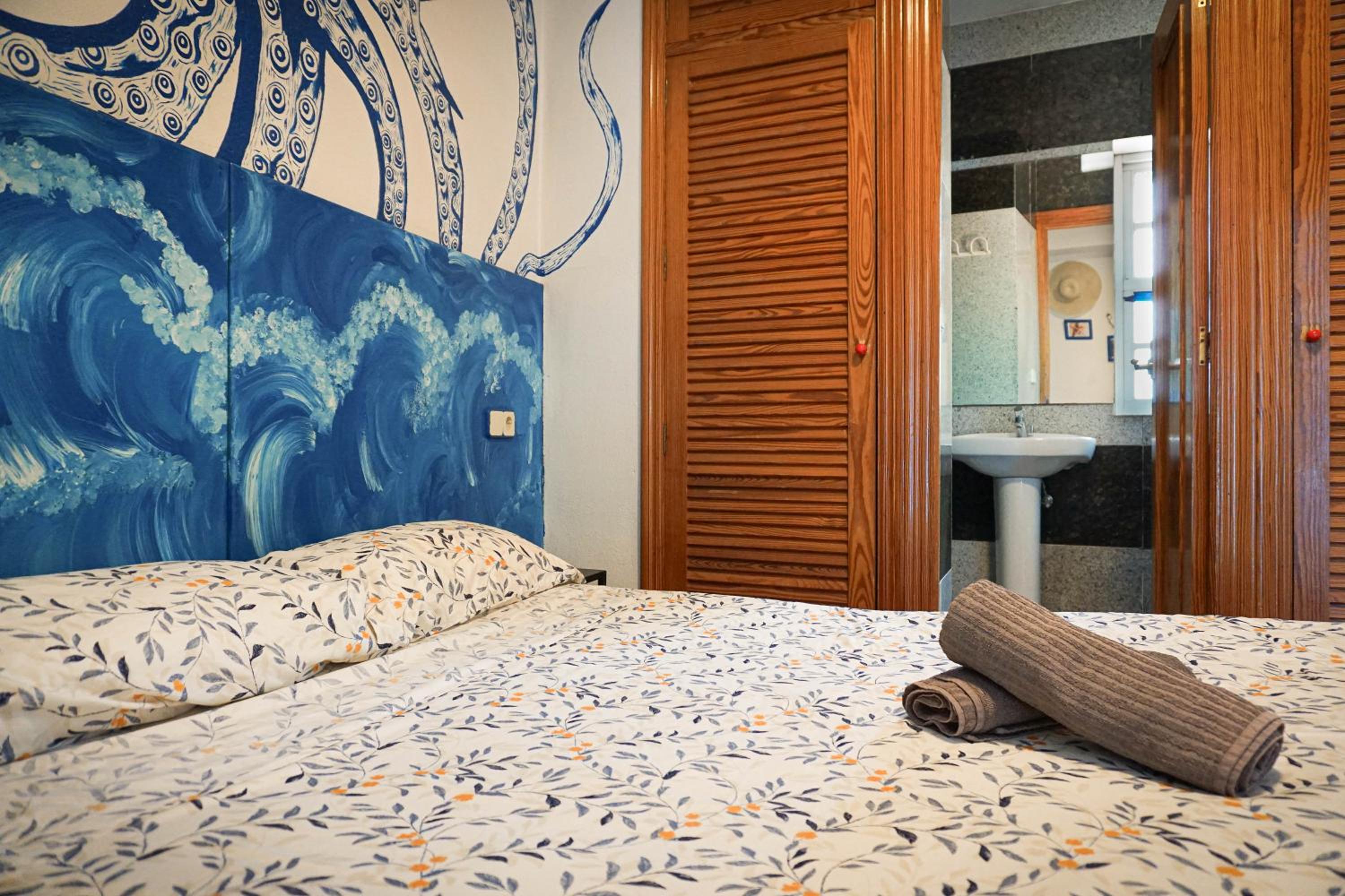 Double Room with Private Bathroom - Photo 2