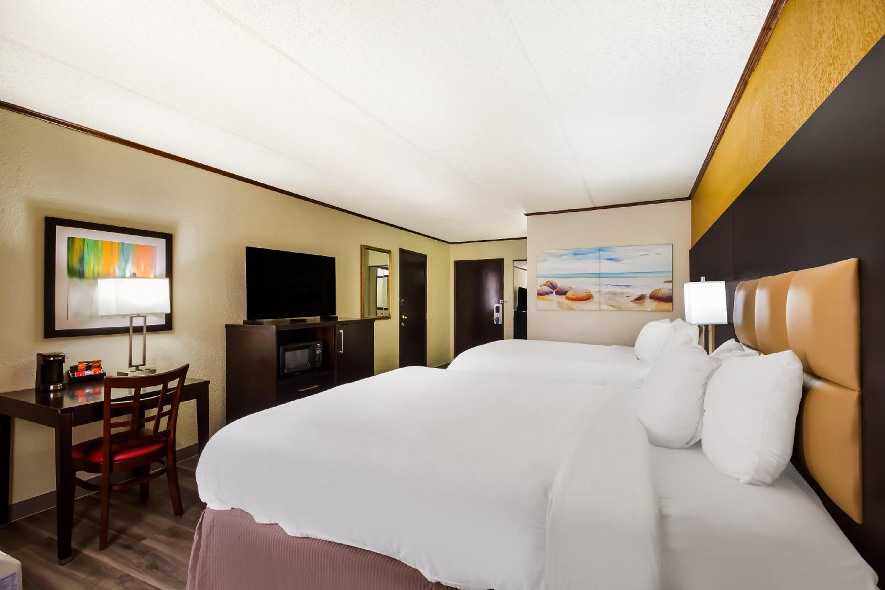 Quadruple Room with Two Queen Beds - Non Smoking - Photo 6