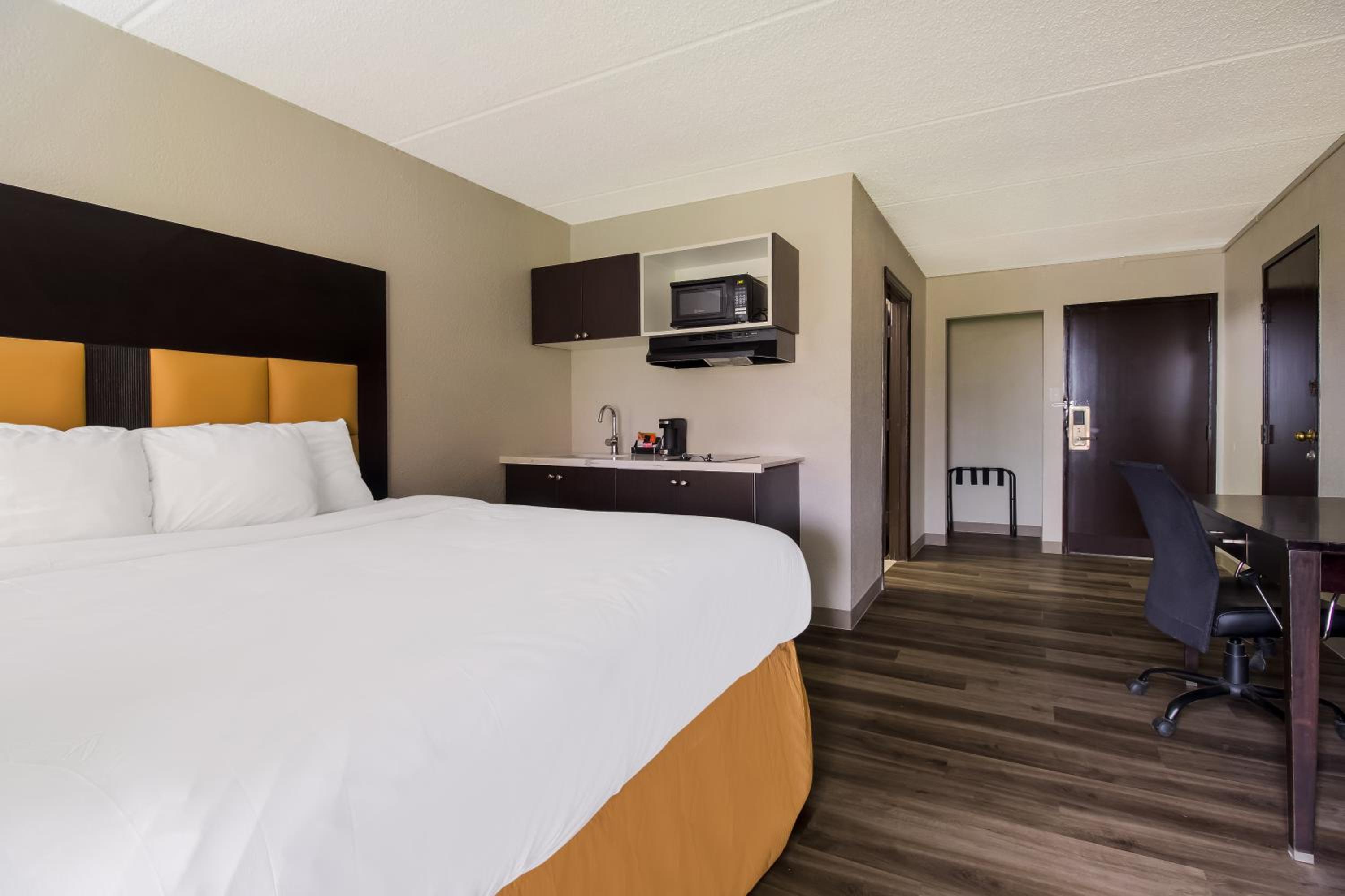 King Room with Tub - Disability Access/Non Smoking - Photo 5