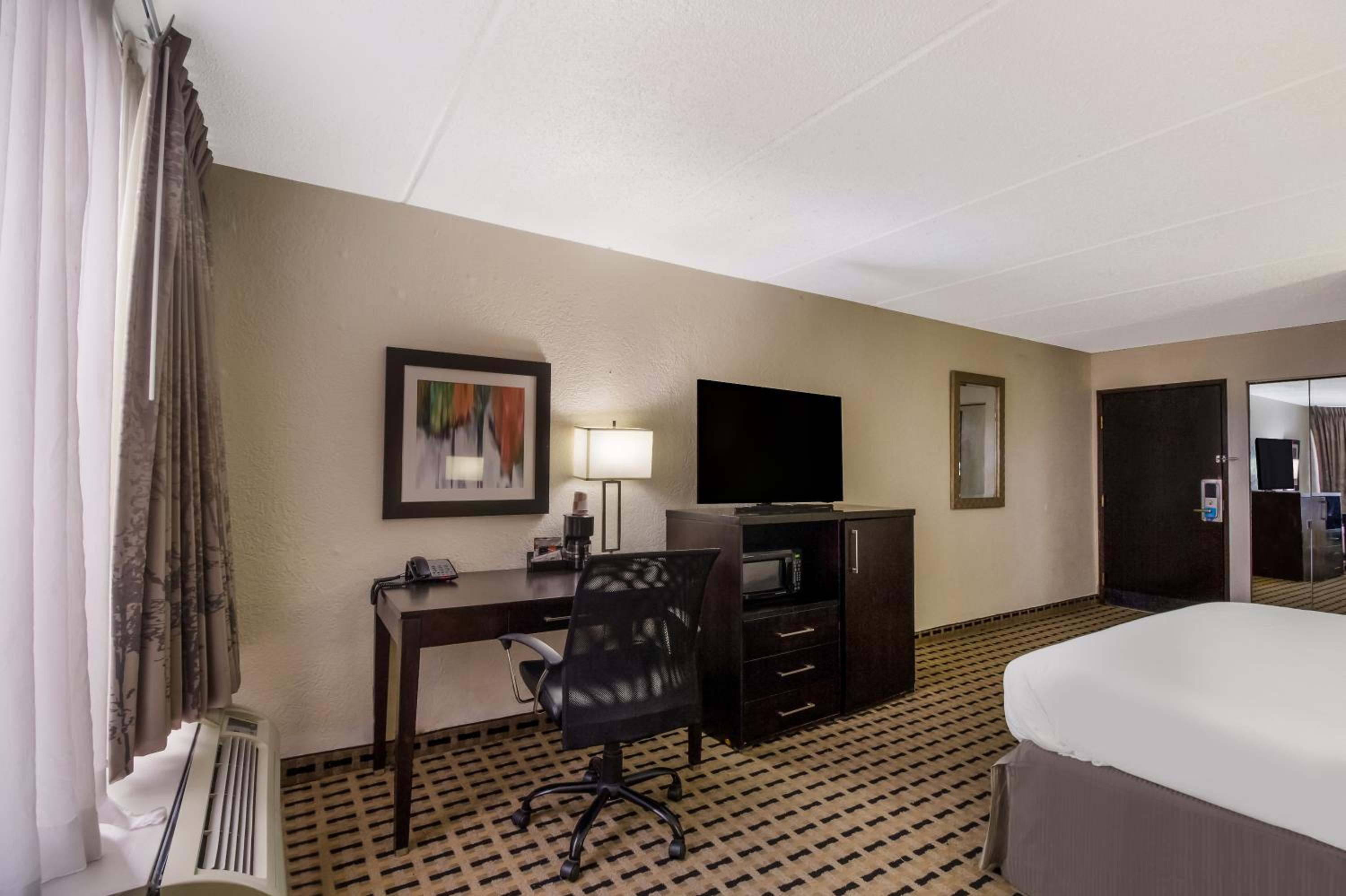 King Room with Wet Bar - Non Smoking - Photo 2