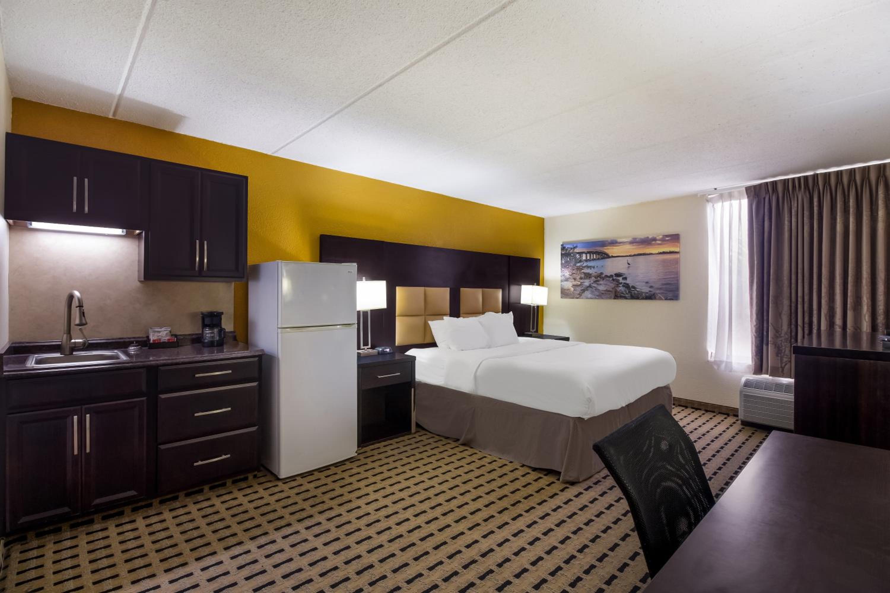 King Room with Wet Bar - Non Smoking - Photo 5
