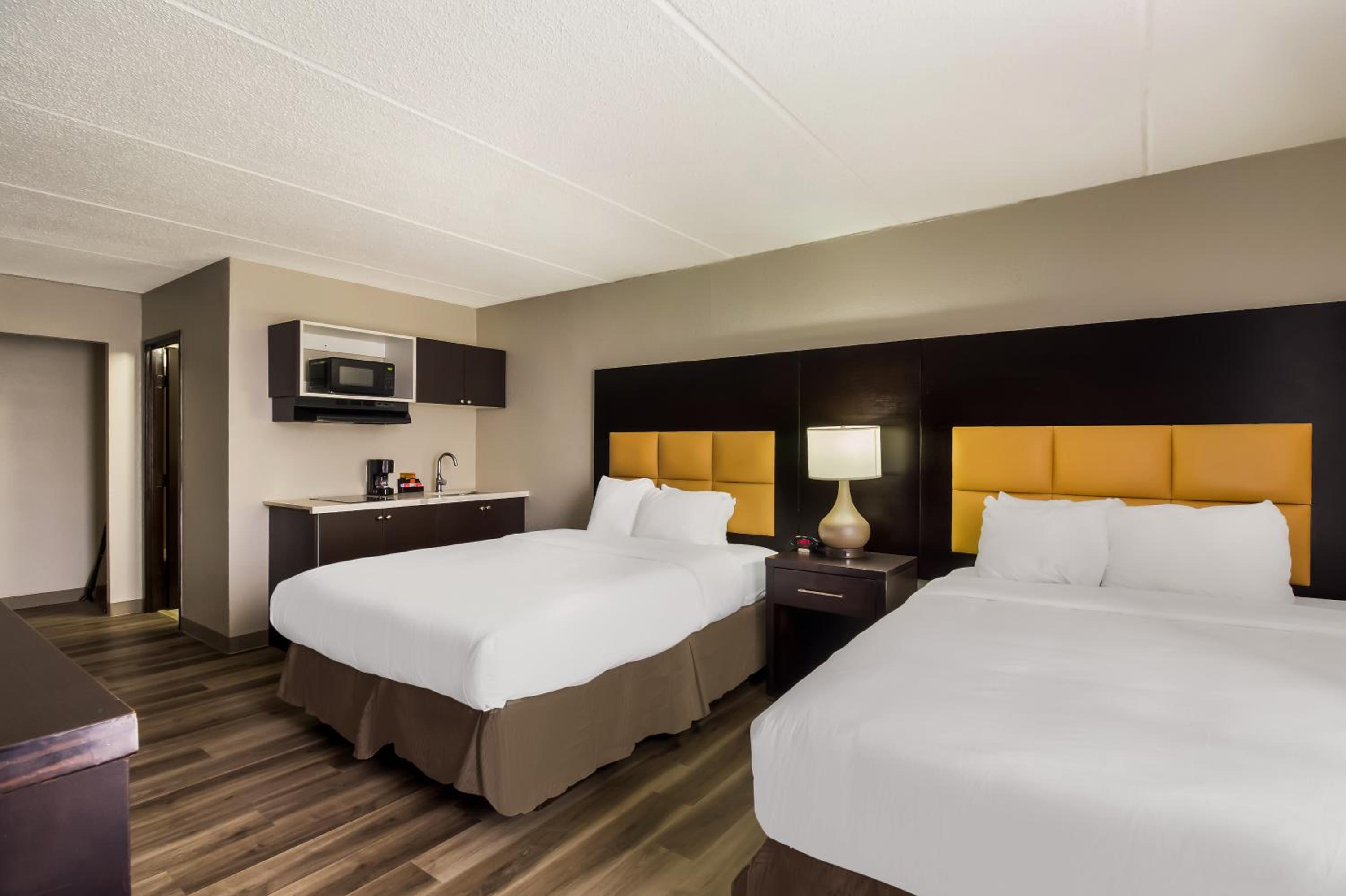 Quadruple Room with Two Queen Beds - Non Smoking - Photo 1