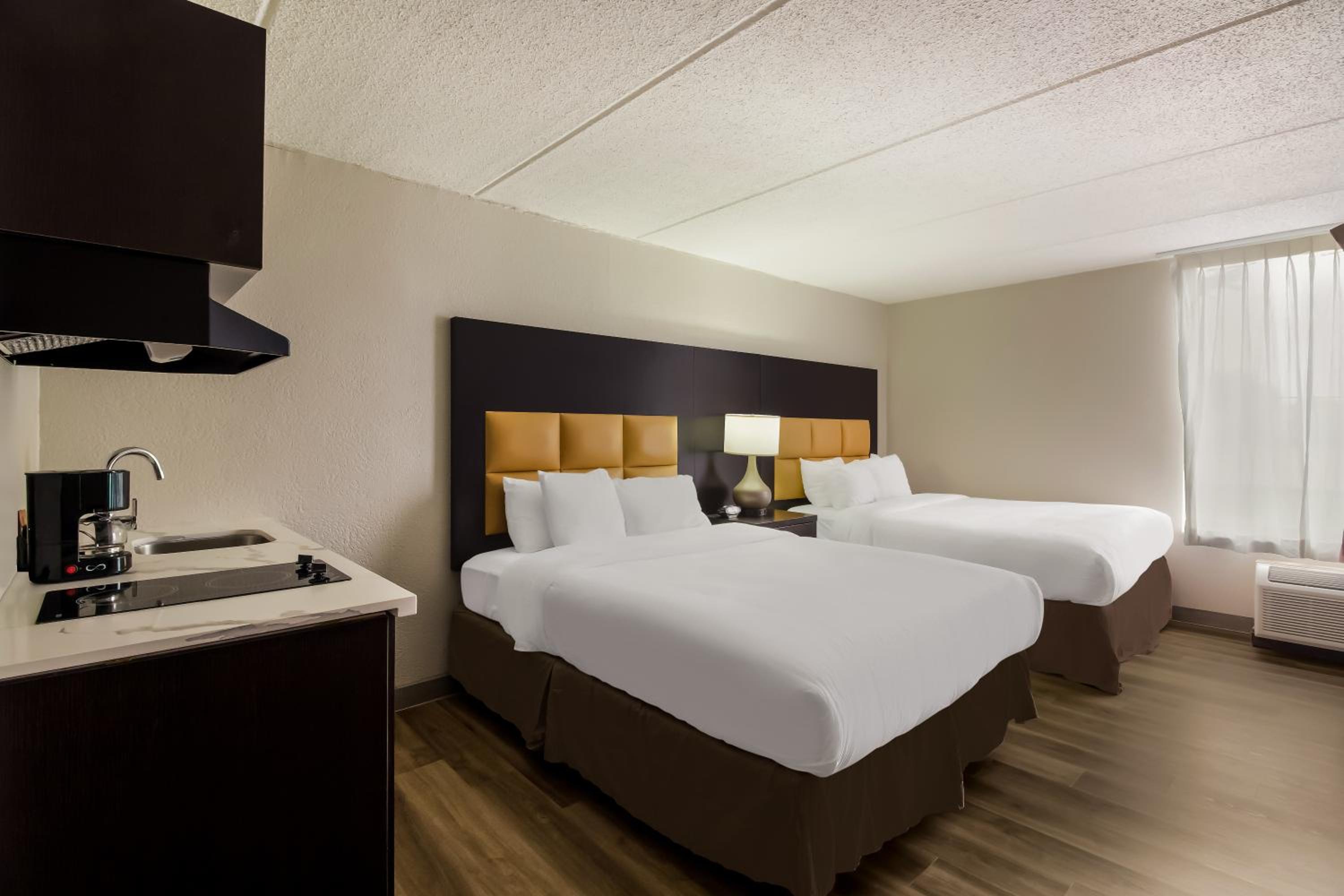 Quadruple Room with Two Queen Beds - Non Smoking - Photo 2