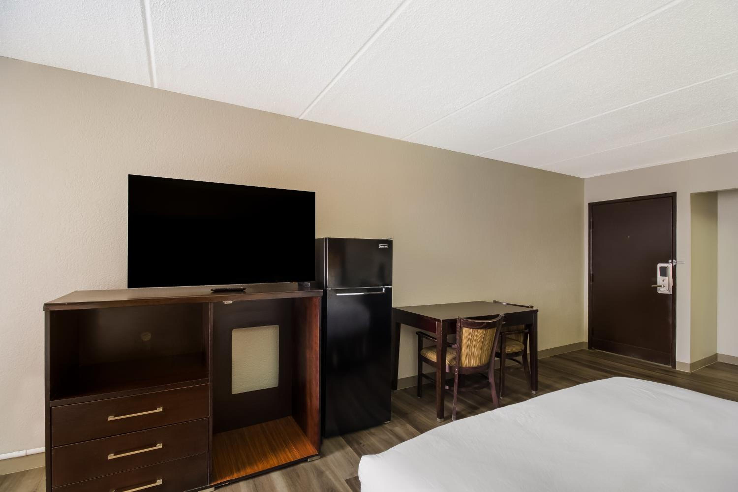 Quadruple Room with Two Queen Beds - Non Smoking - Photo 3