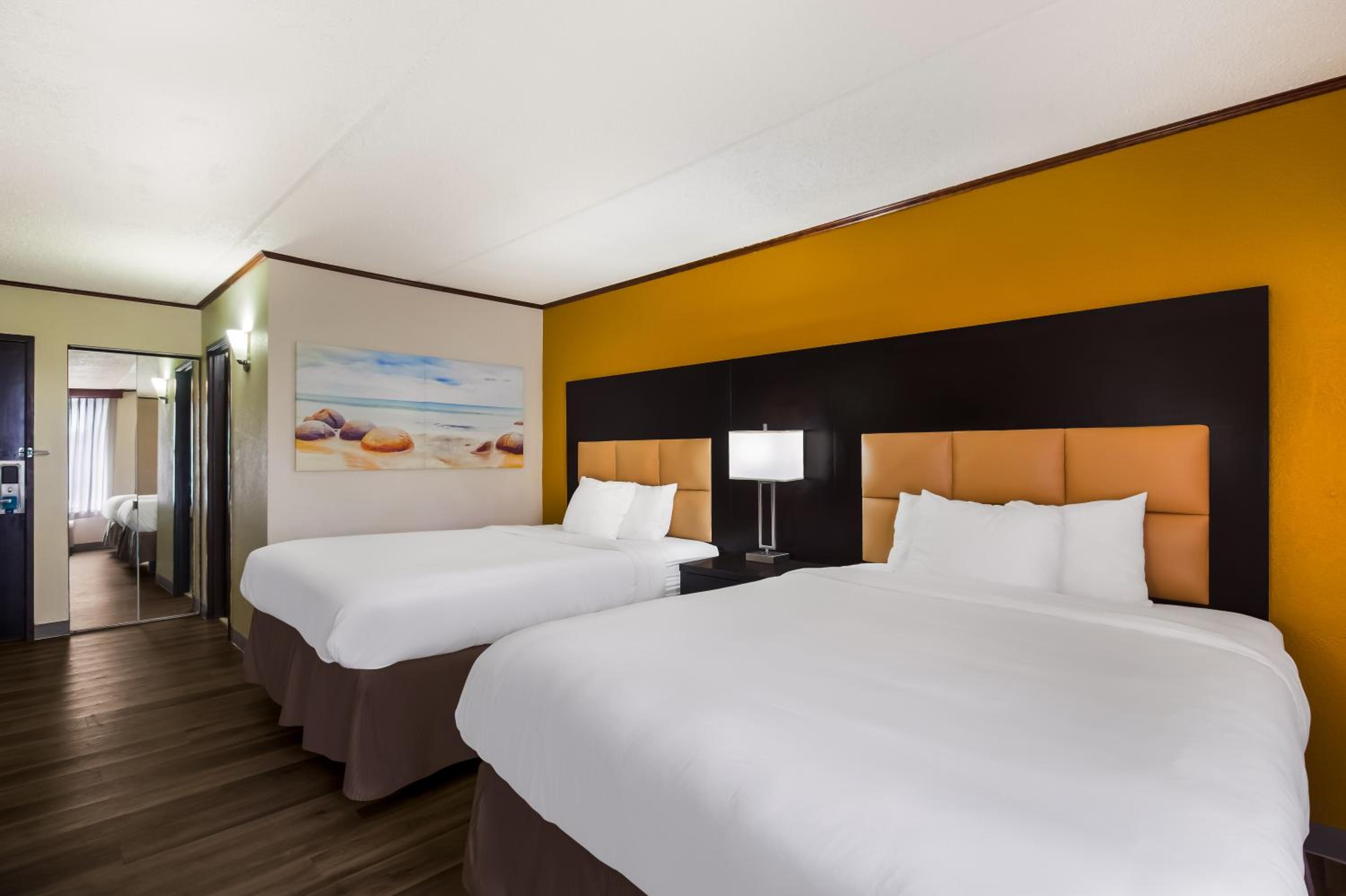 Quadruple Room with Two Queen Beds - Non Smoking - Photo 4