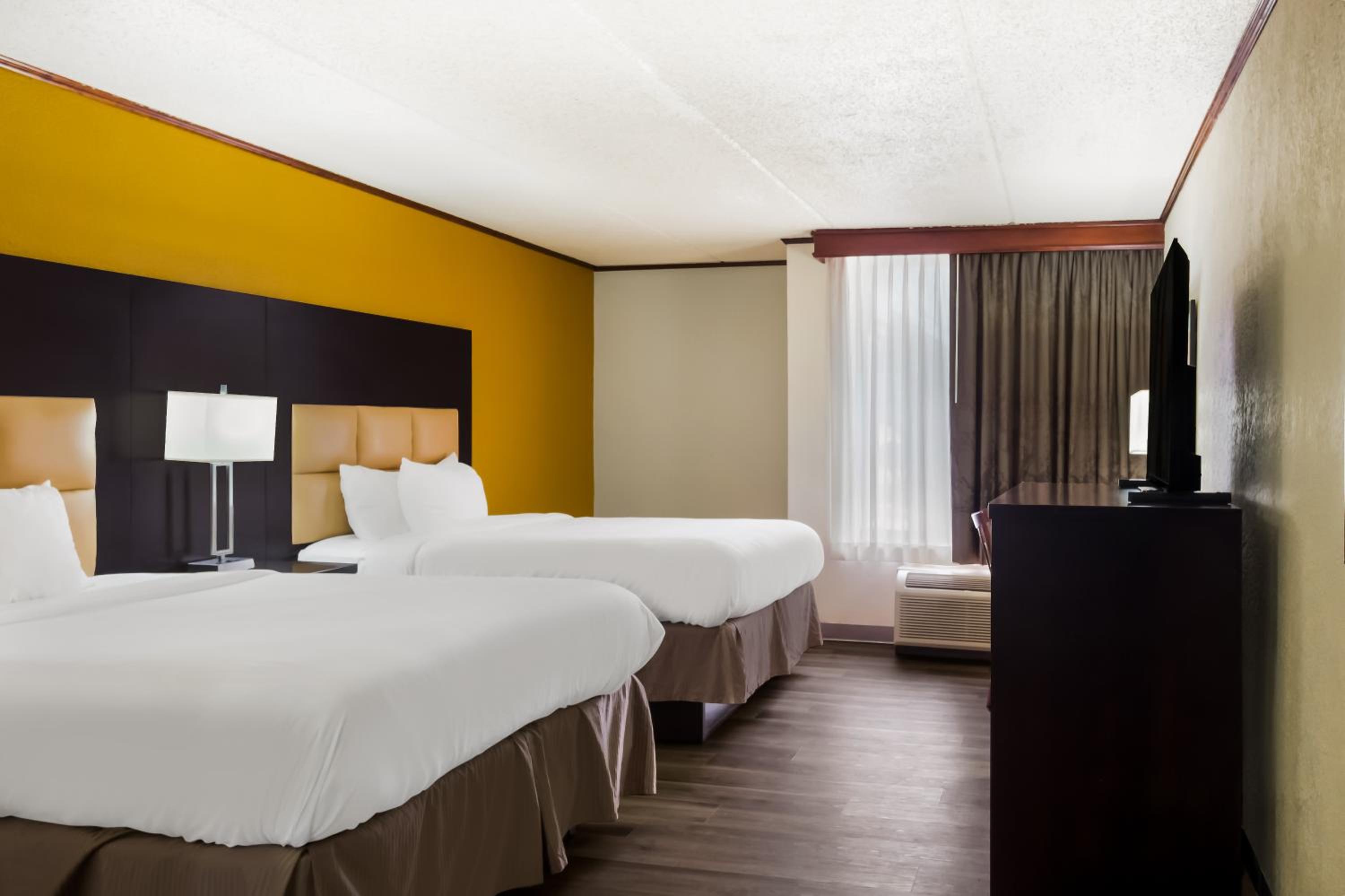 Quadruple Room with Two Queen Beds - Non Smoking - Photo 5