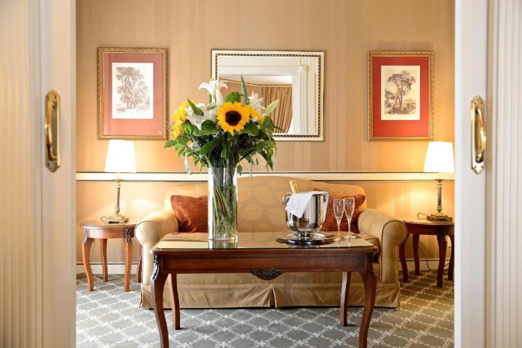 Junior Suite with Balcony - Photo 2