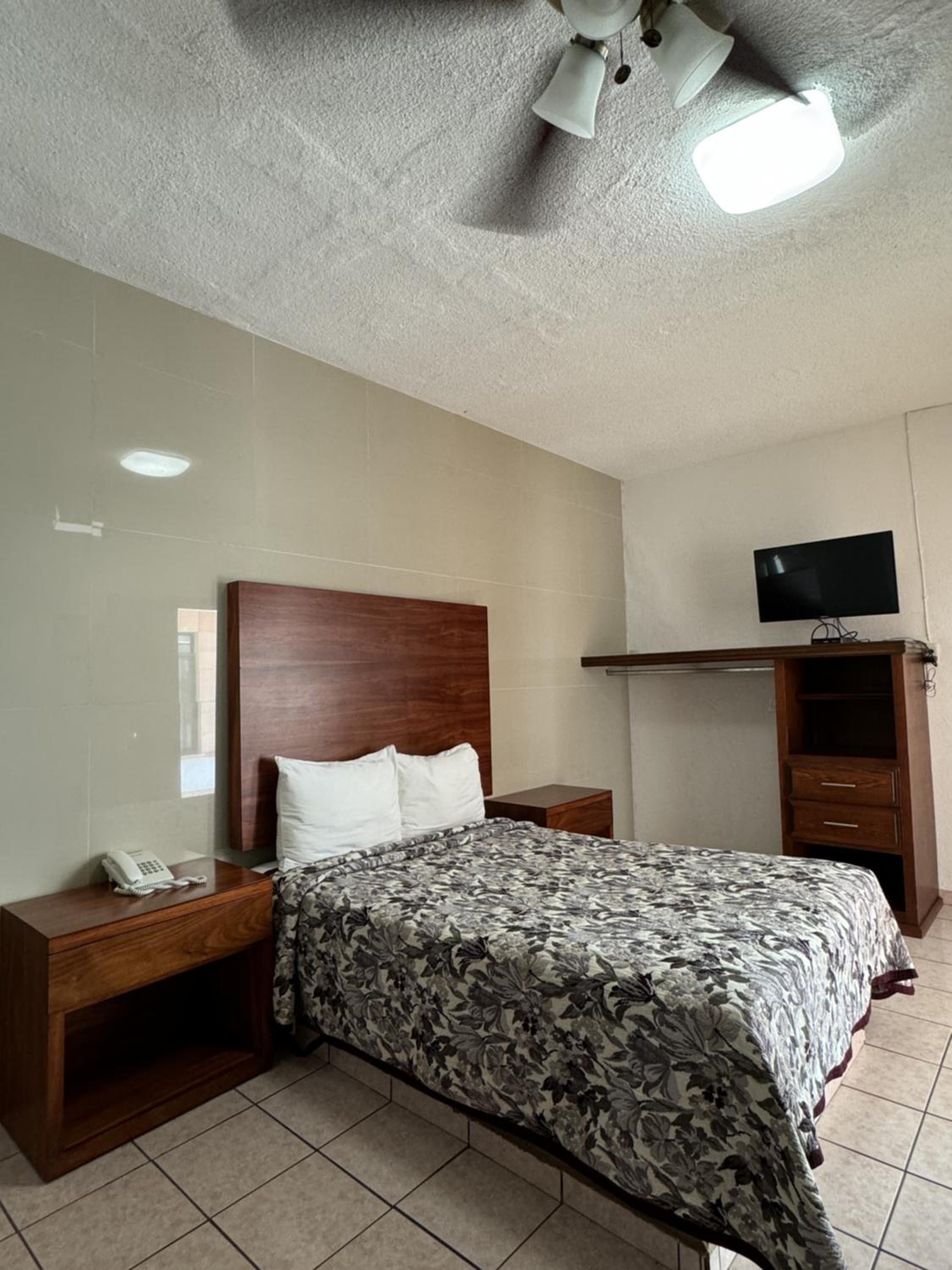 Queen Room photo 1