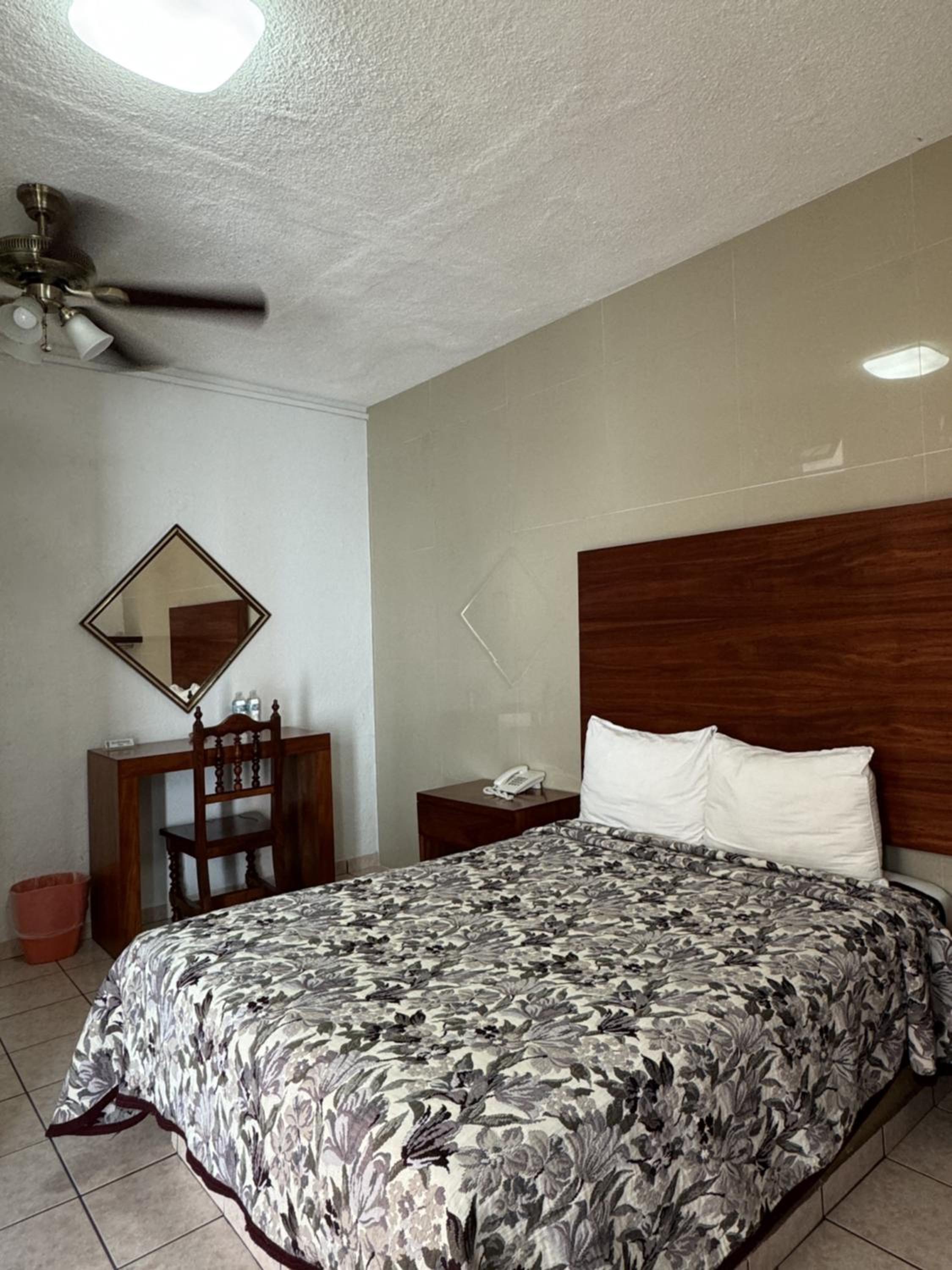 Queen Room photo 2