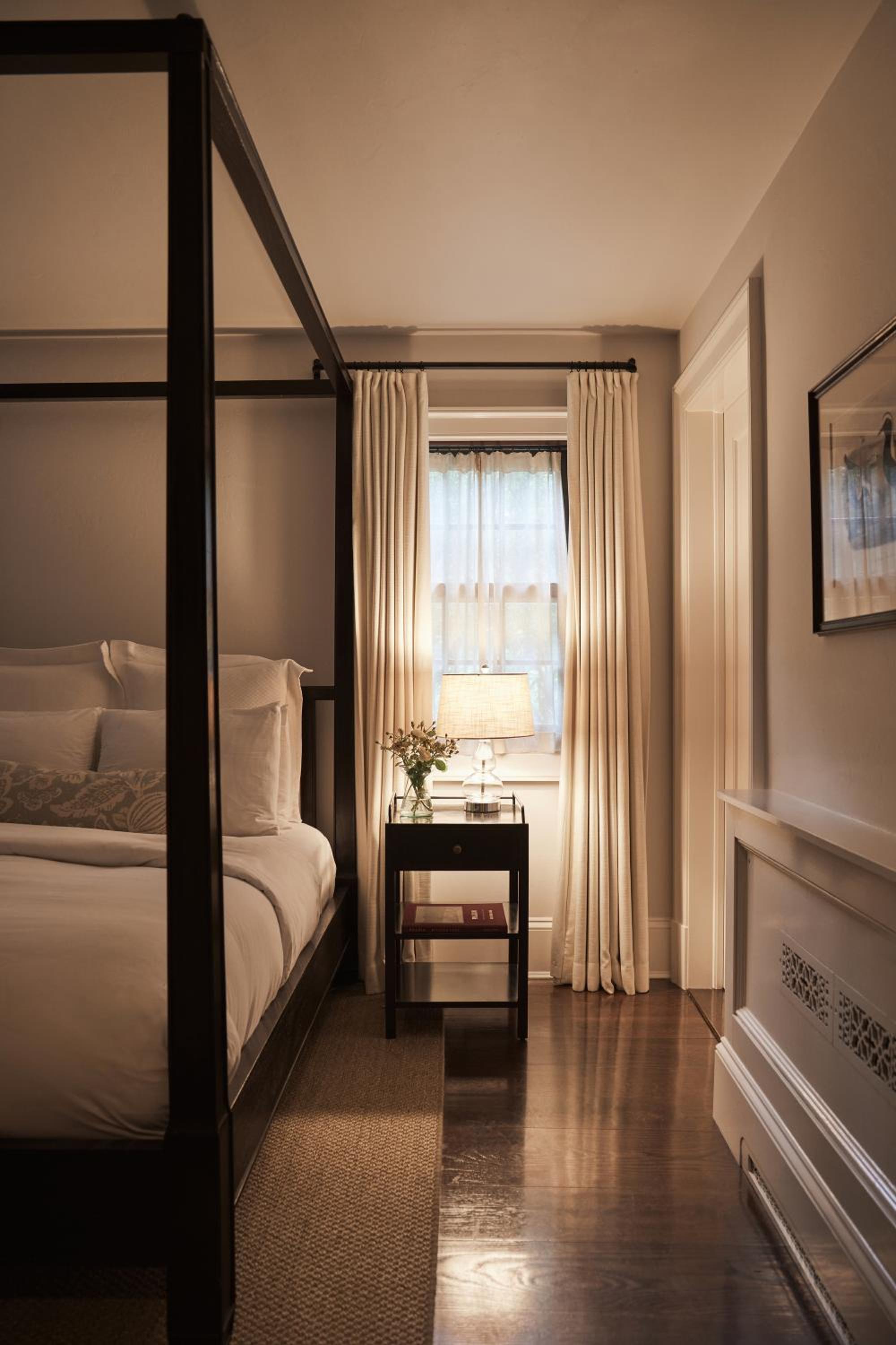 Queen Room photo 1